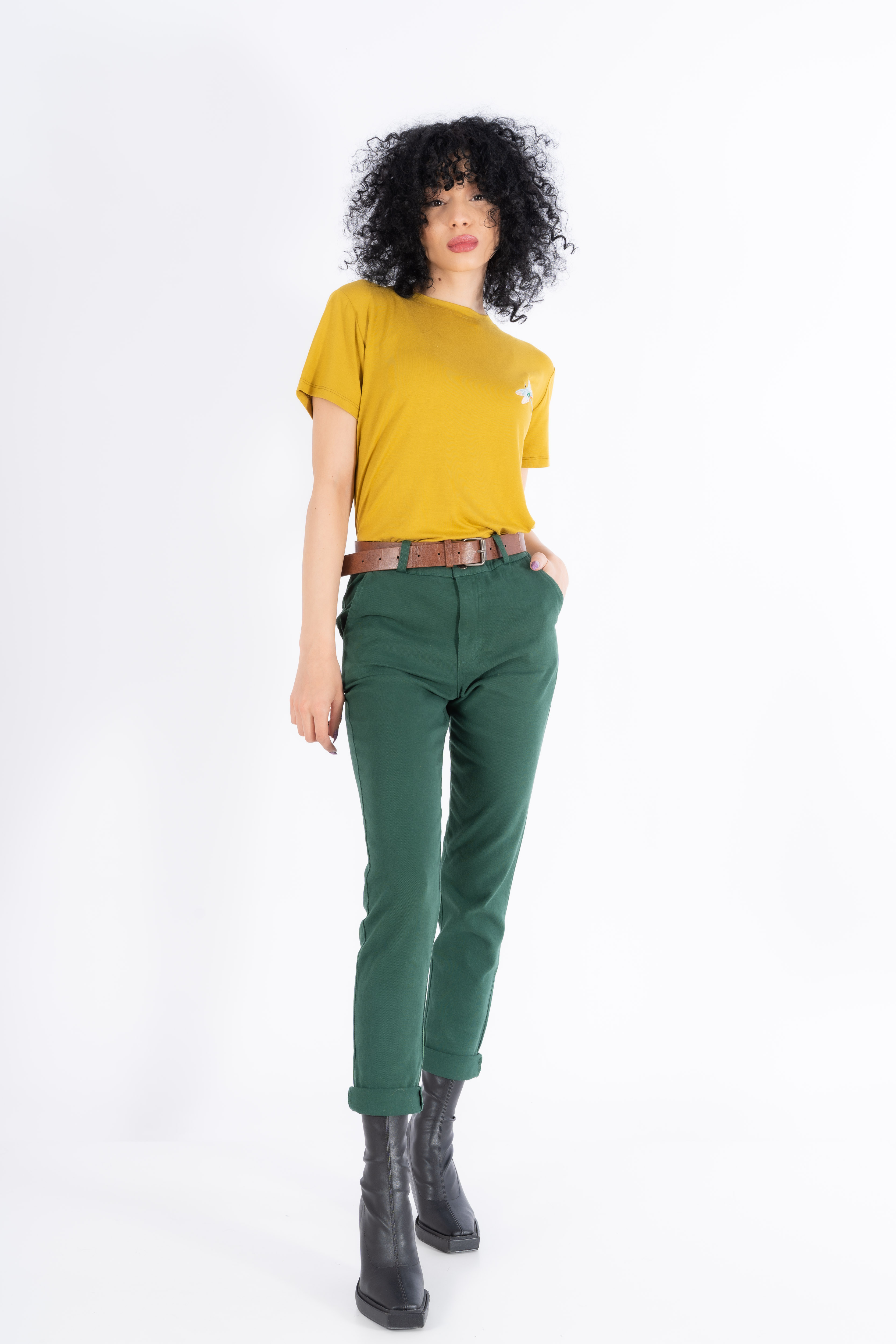 Дамски панталон от памук в зелено с италиански джоб и кожен колан