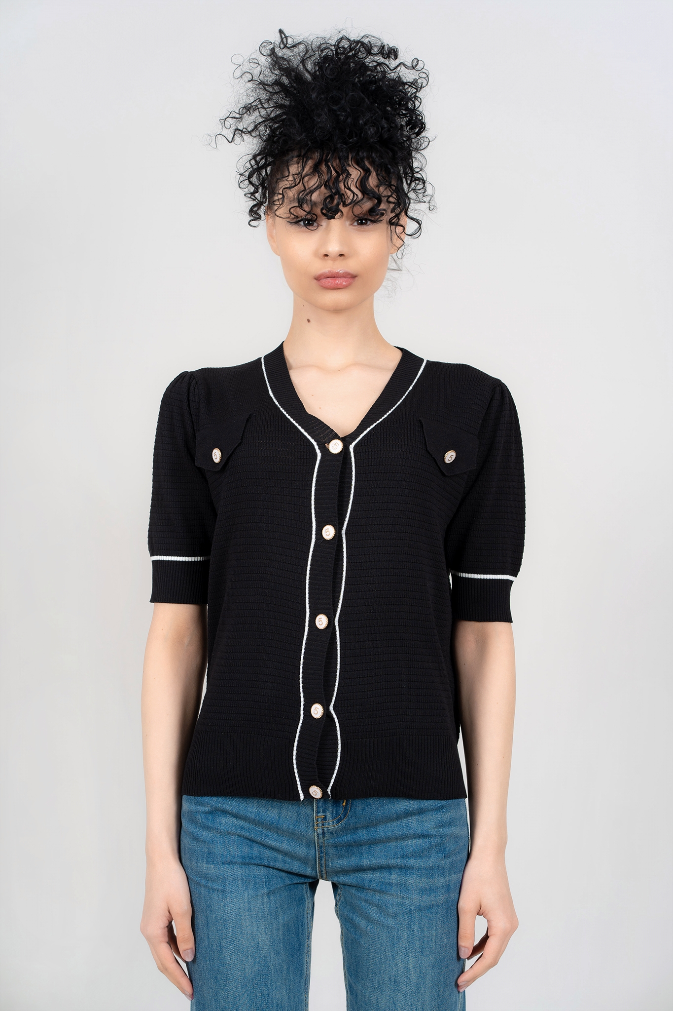 Дамска блуза от фино плетиво в черно с копчета