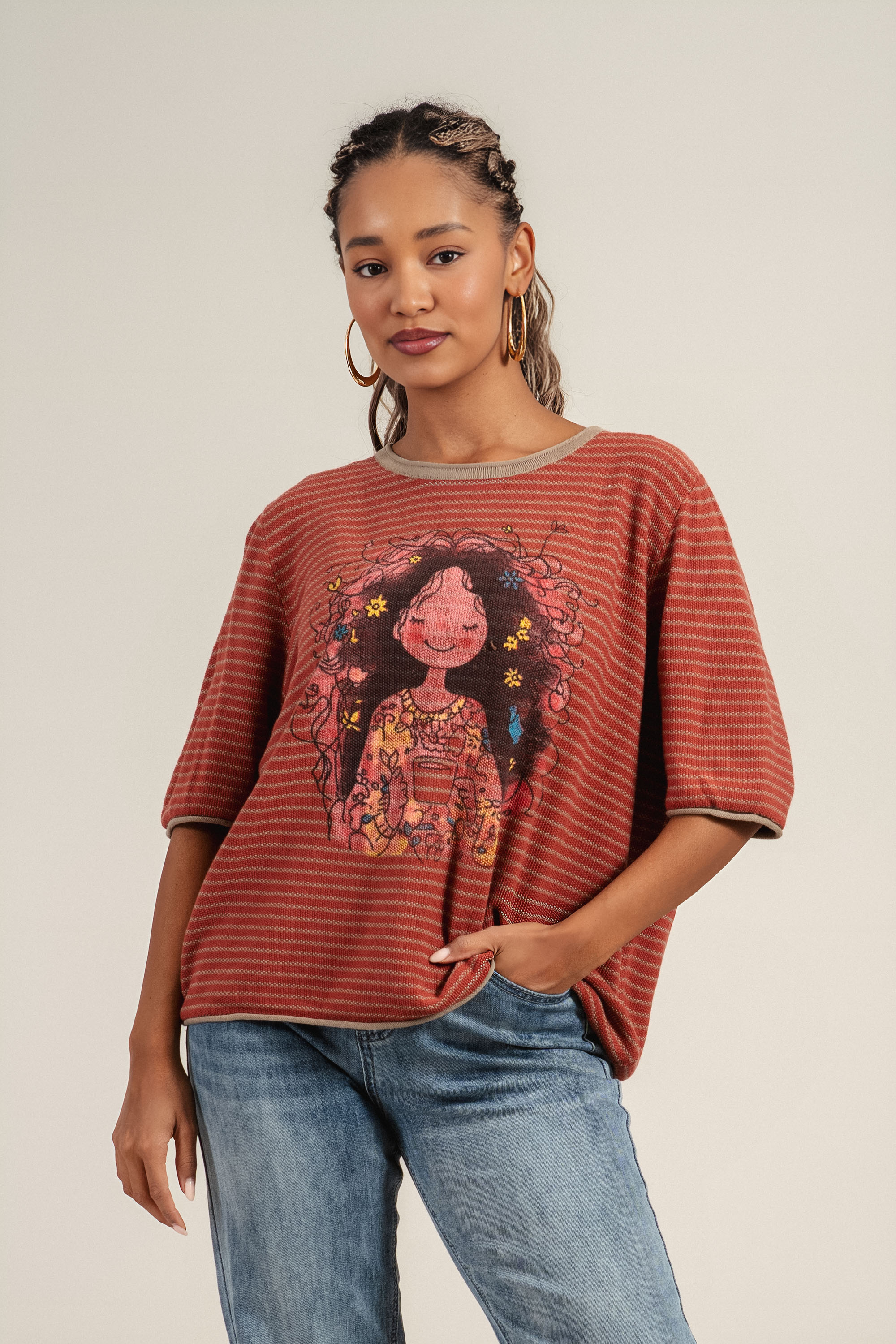 Дамска блуза от фино плетиво в оранжево с бежово райе и щампа