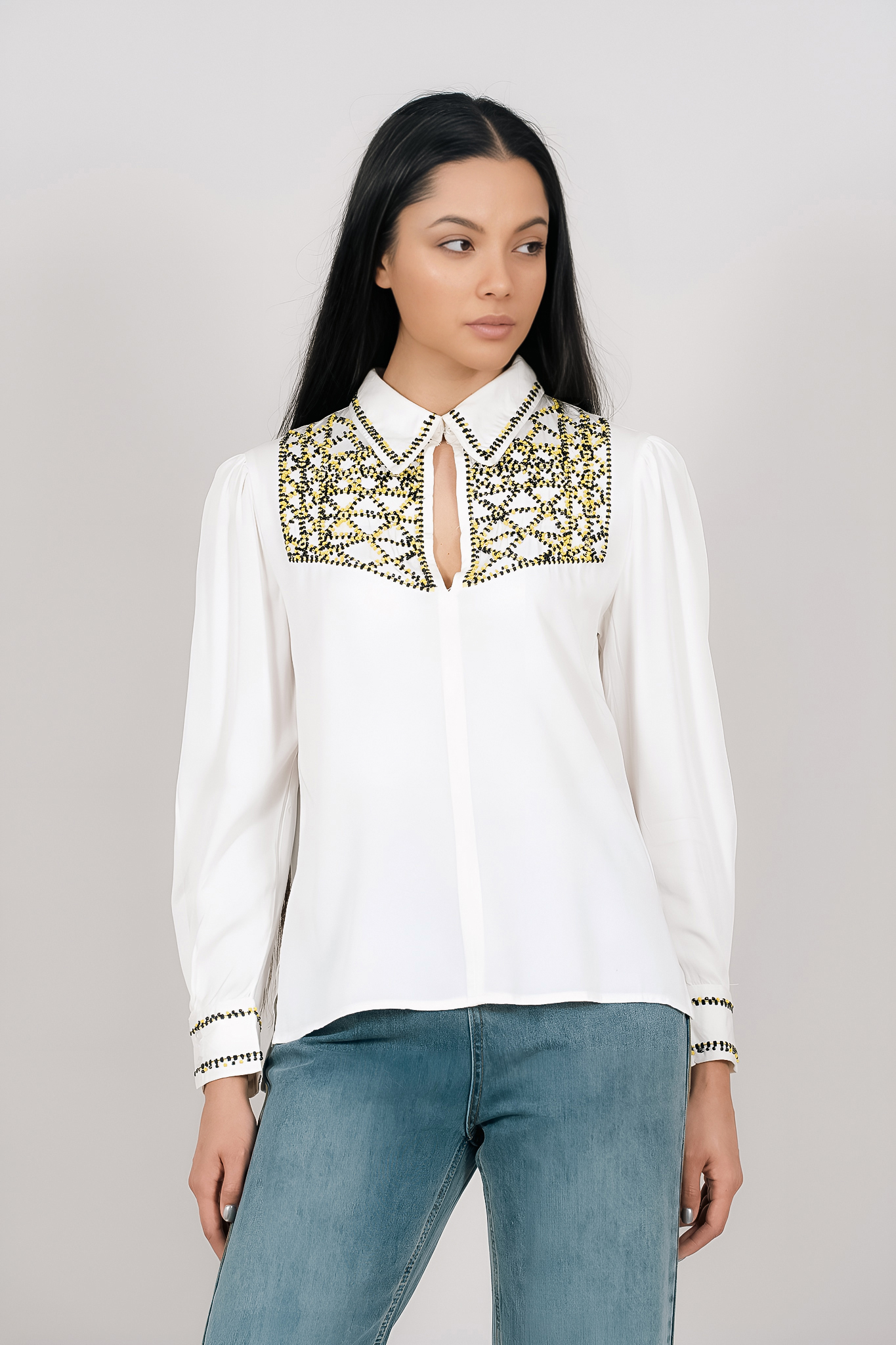 Дамска блуза от памук в бяло с ръчно шити мъниста в жълто и черно