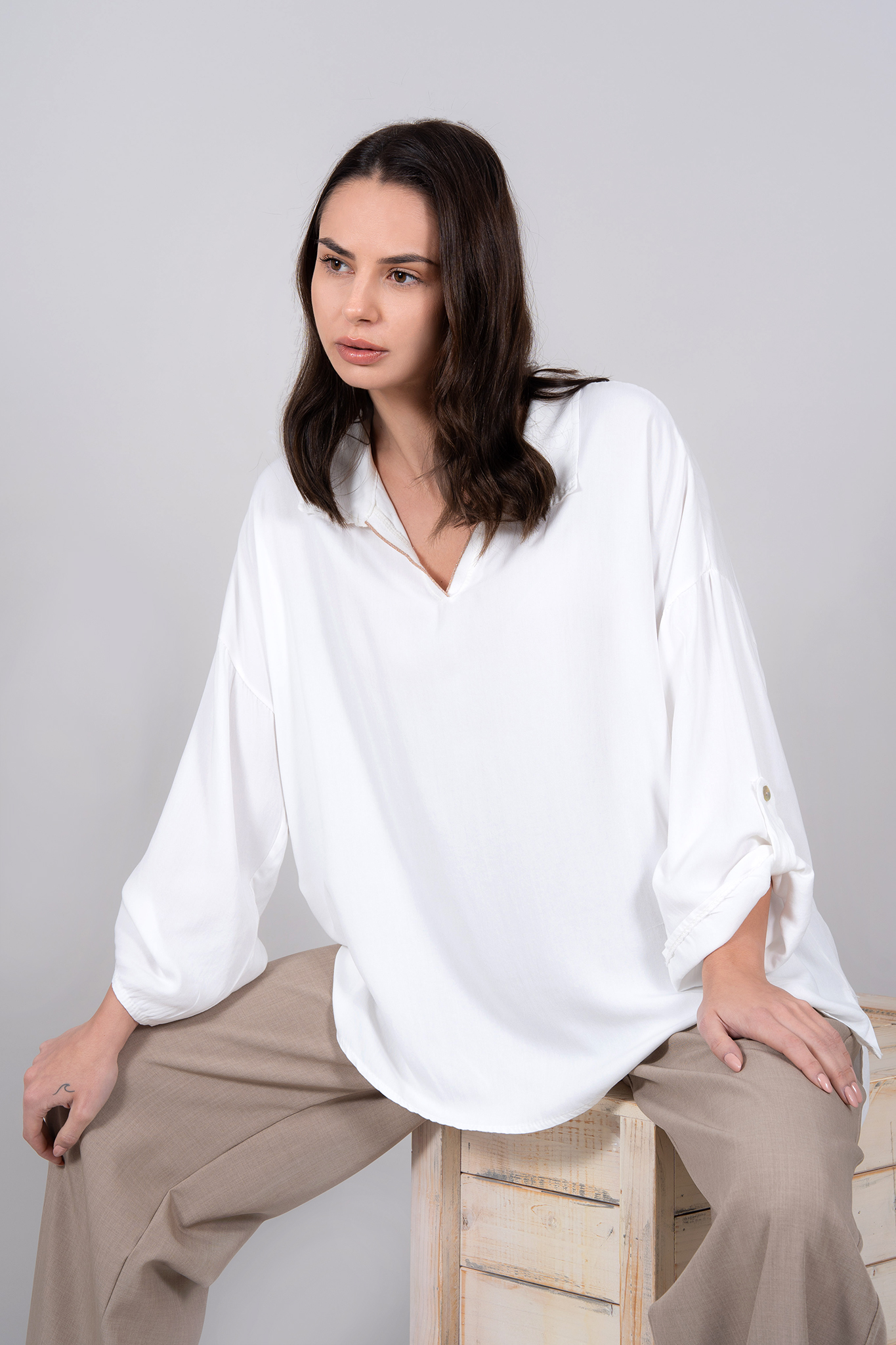 Дамска блуза тип туника в бяло от фина материя