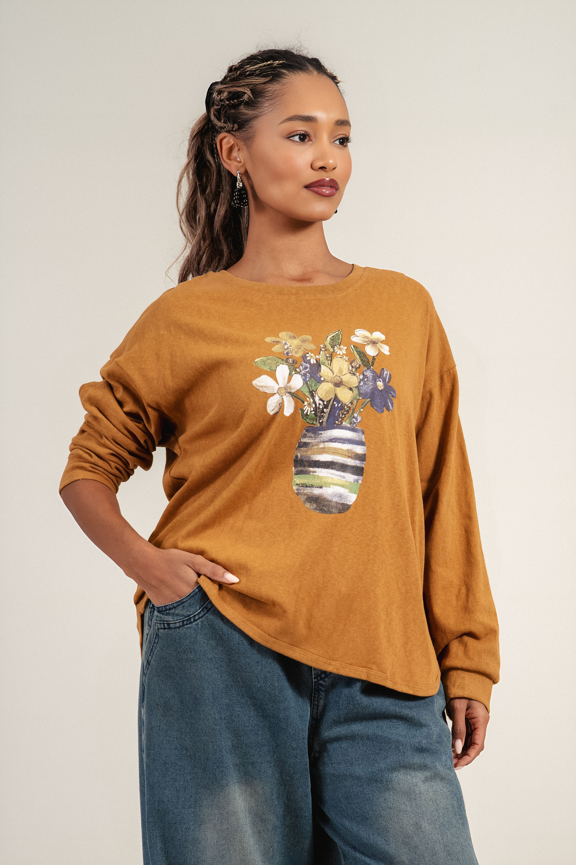 Дамска блуза в цвят карамел с щампа цветя във ваза