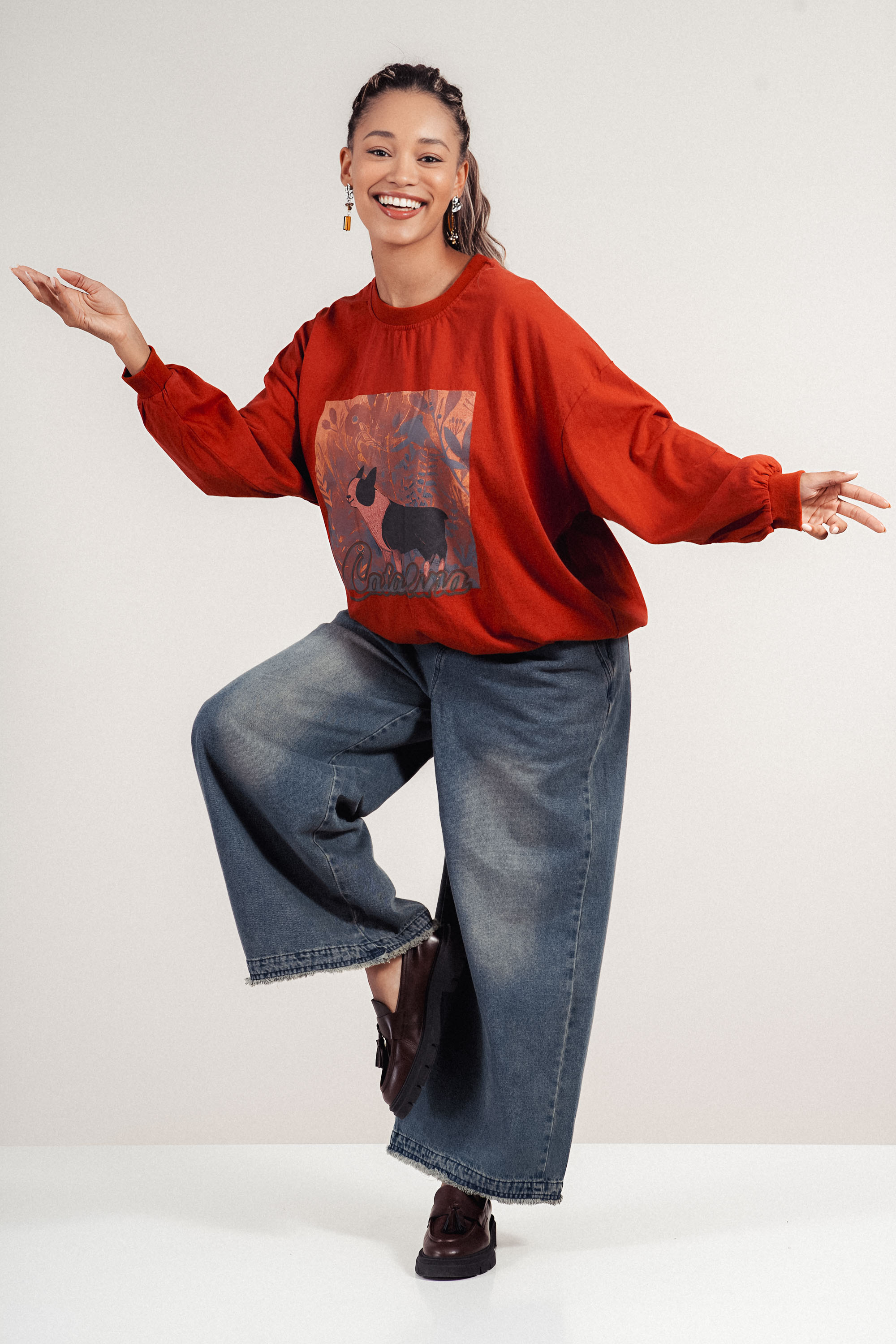 Дамска оувърсайз блуза от памук в червено с артистична щампа с куче