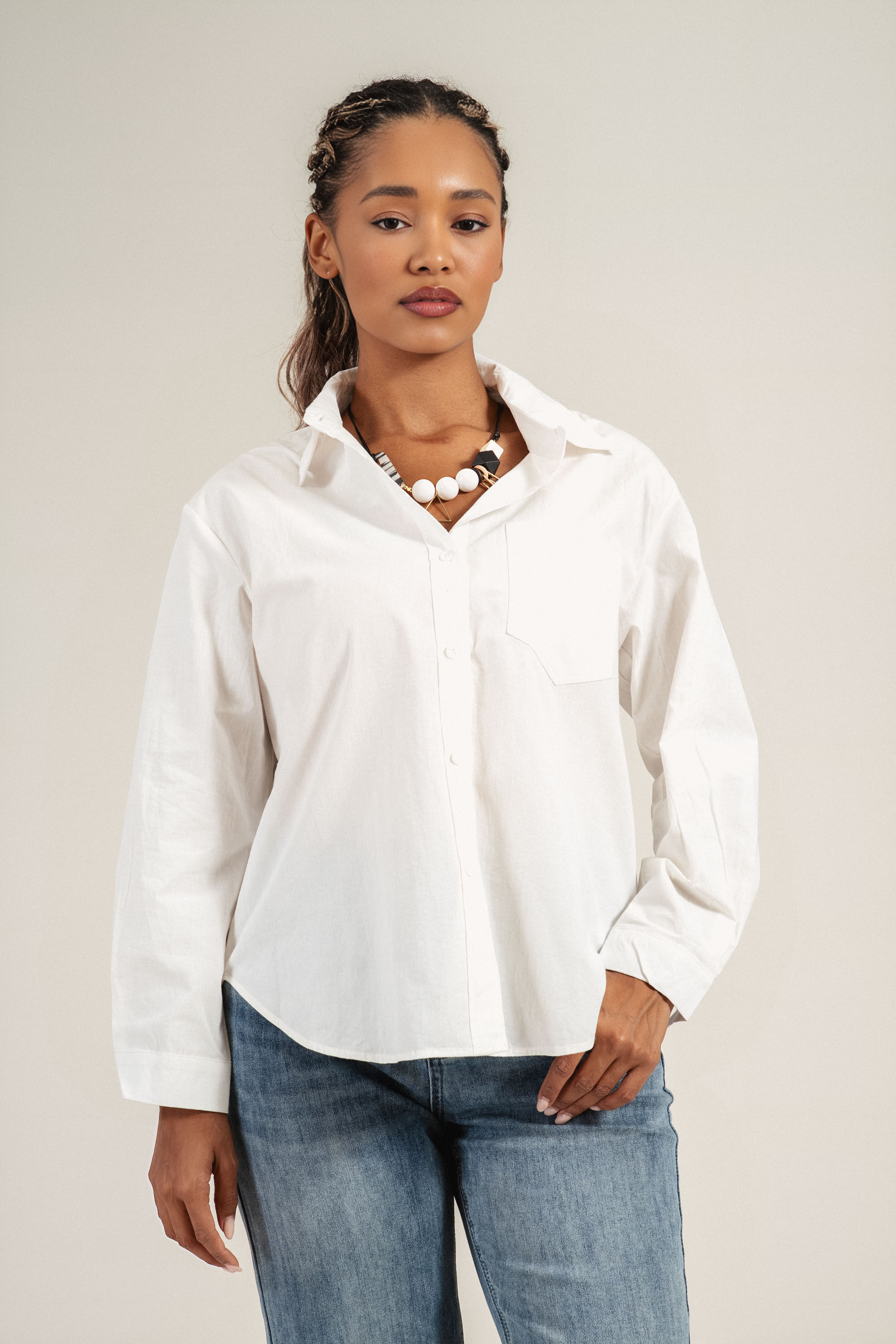 Дамска риза от памук в бяло с джоб на гърдите