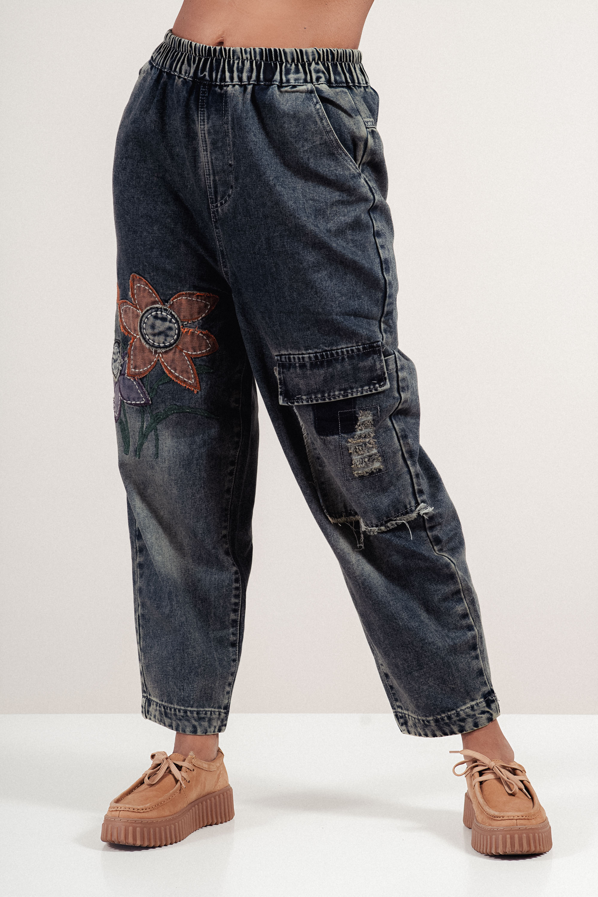 Дамски дънки със свободна кройка и апликирани цветя