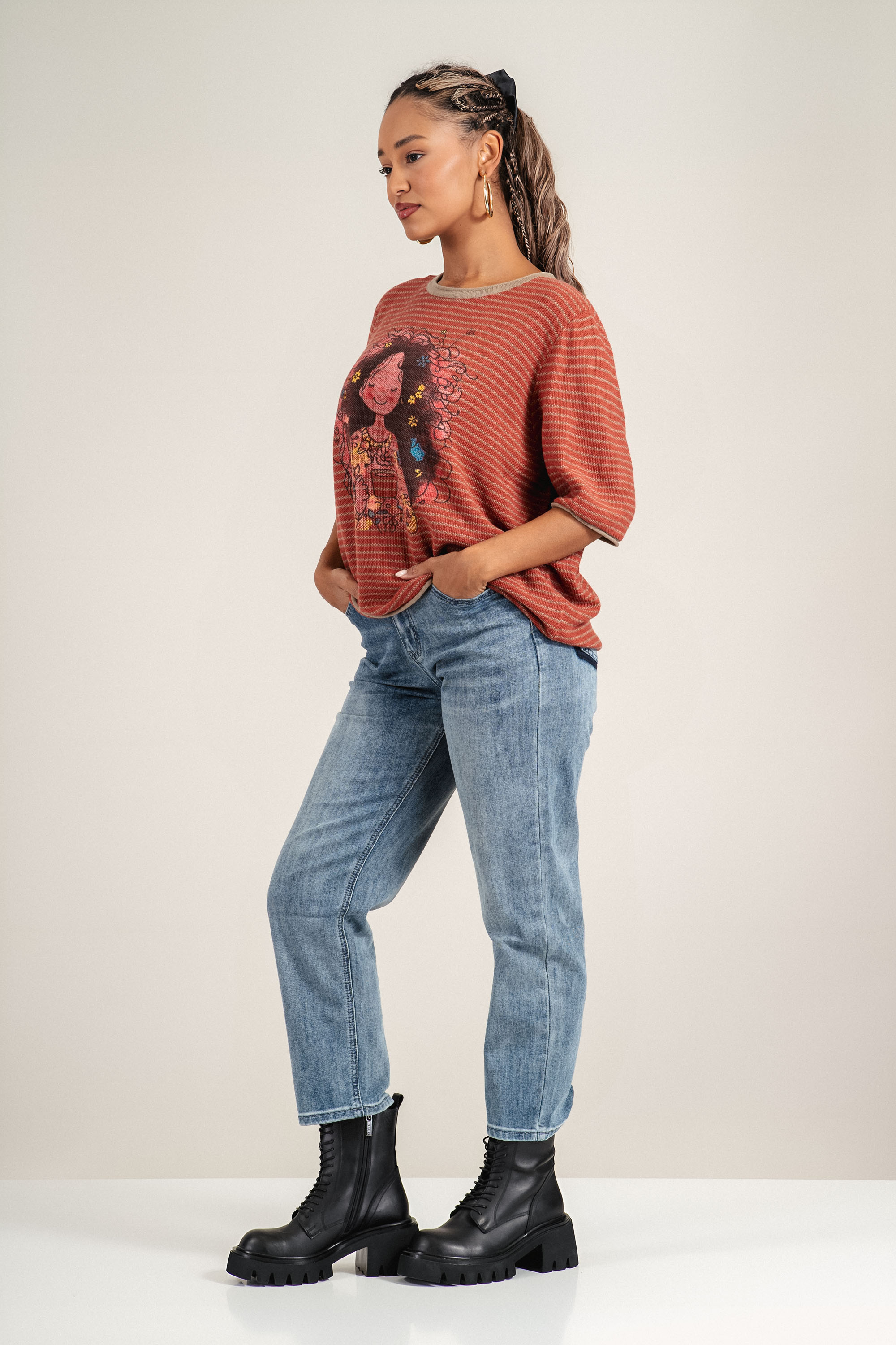 Дамски дънки в синьо със стандартна кройка и ластик в талията