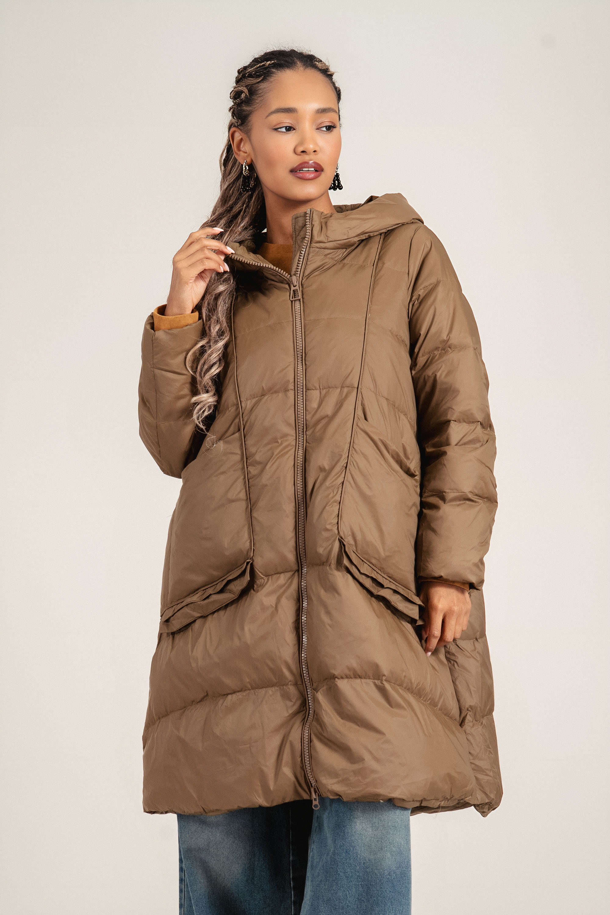 Дамско дълго яке с качулка и джобове в цвят тютюн