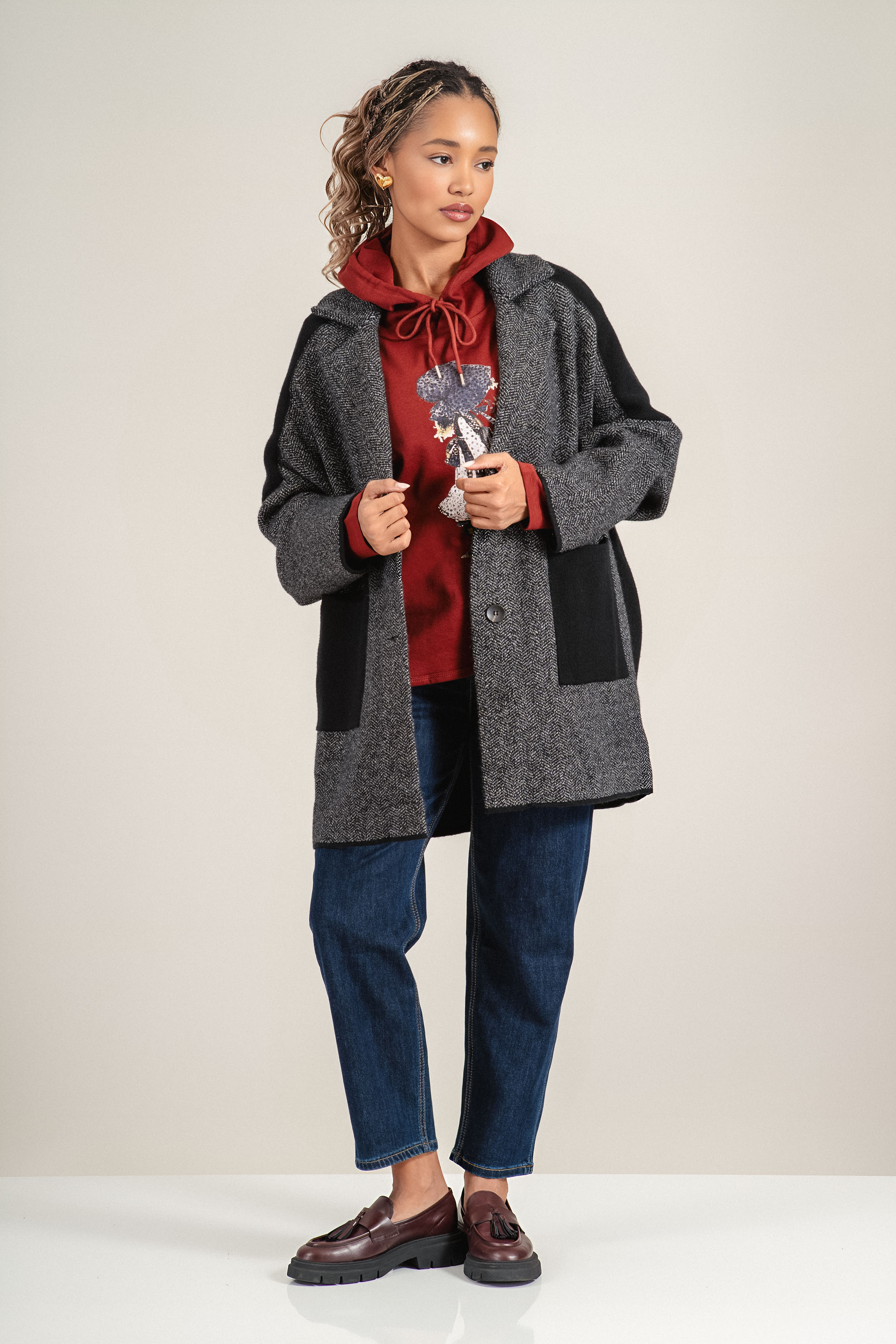 Дамско палто от плетиво в черно-бял меланж и контрастни джобове