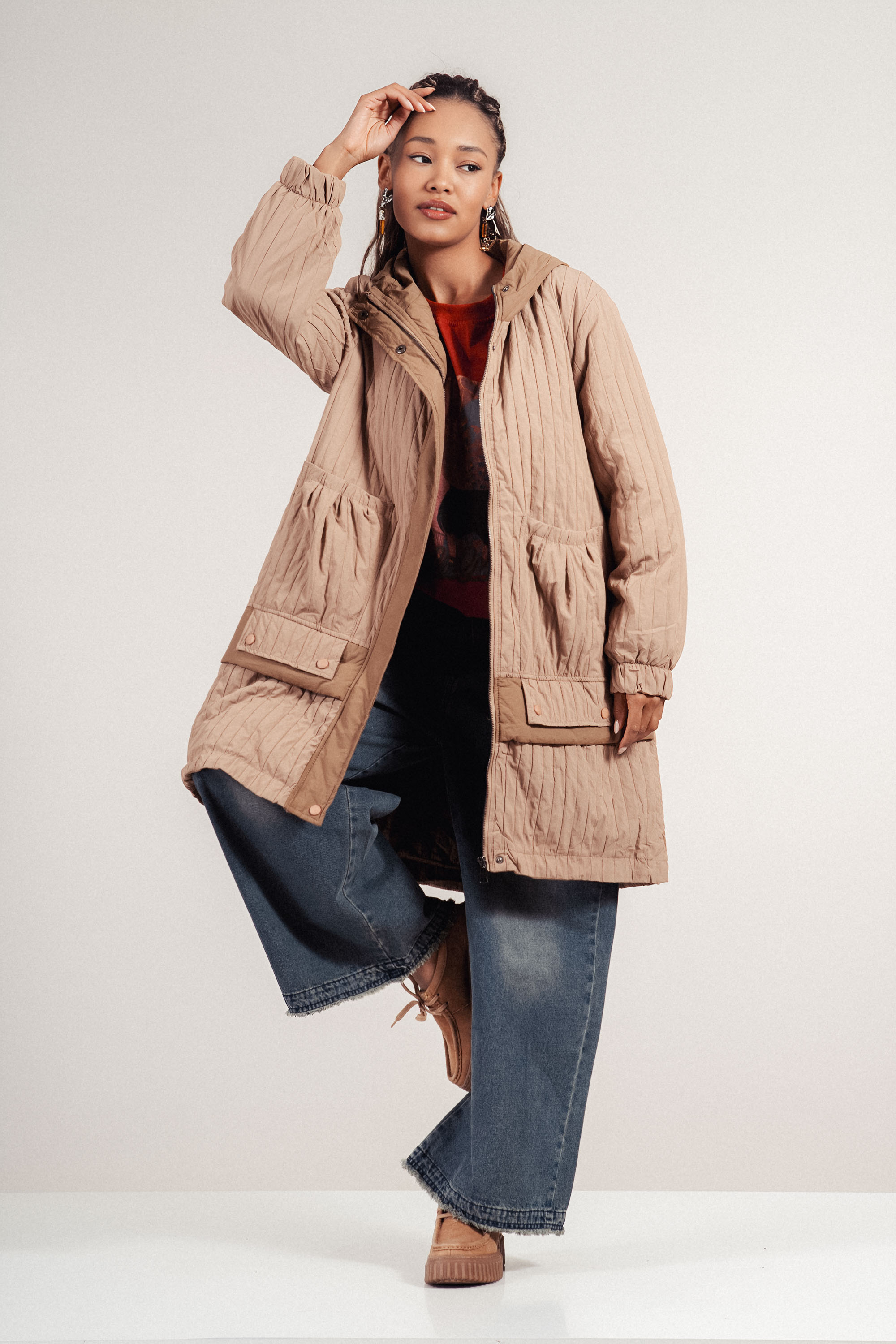 Дълго тънко яке в бежово с качулка и вертикални релефни елементи