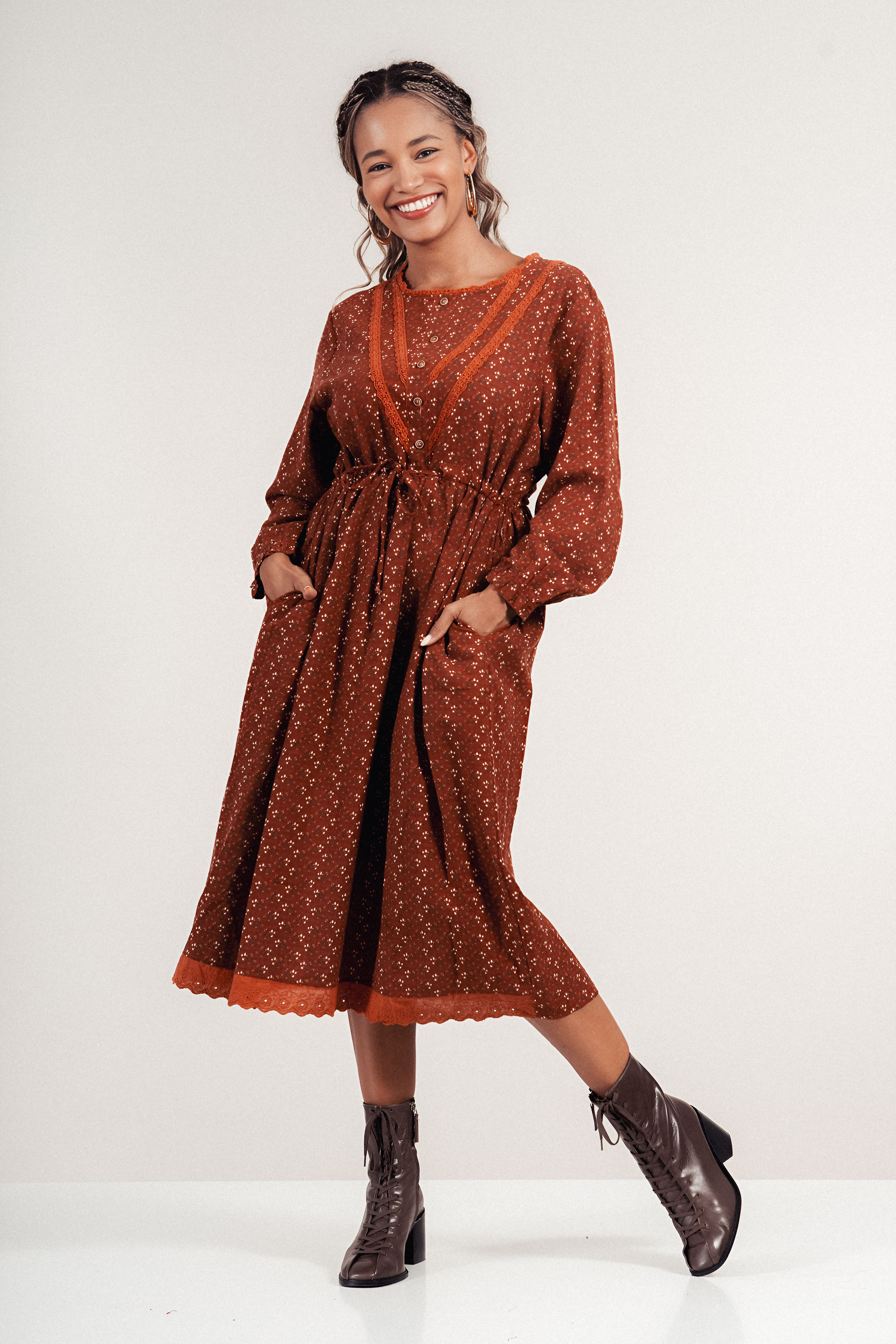 Рокля от памук в керемиден цвят с бродирана дантела и ситен флорален принт