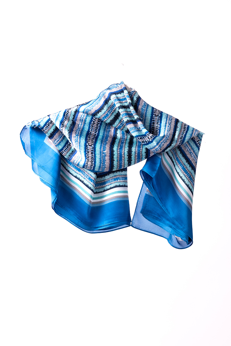 Дамски шал от фина материя в синьо с бял принт