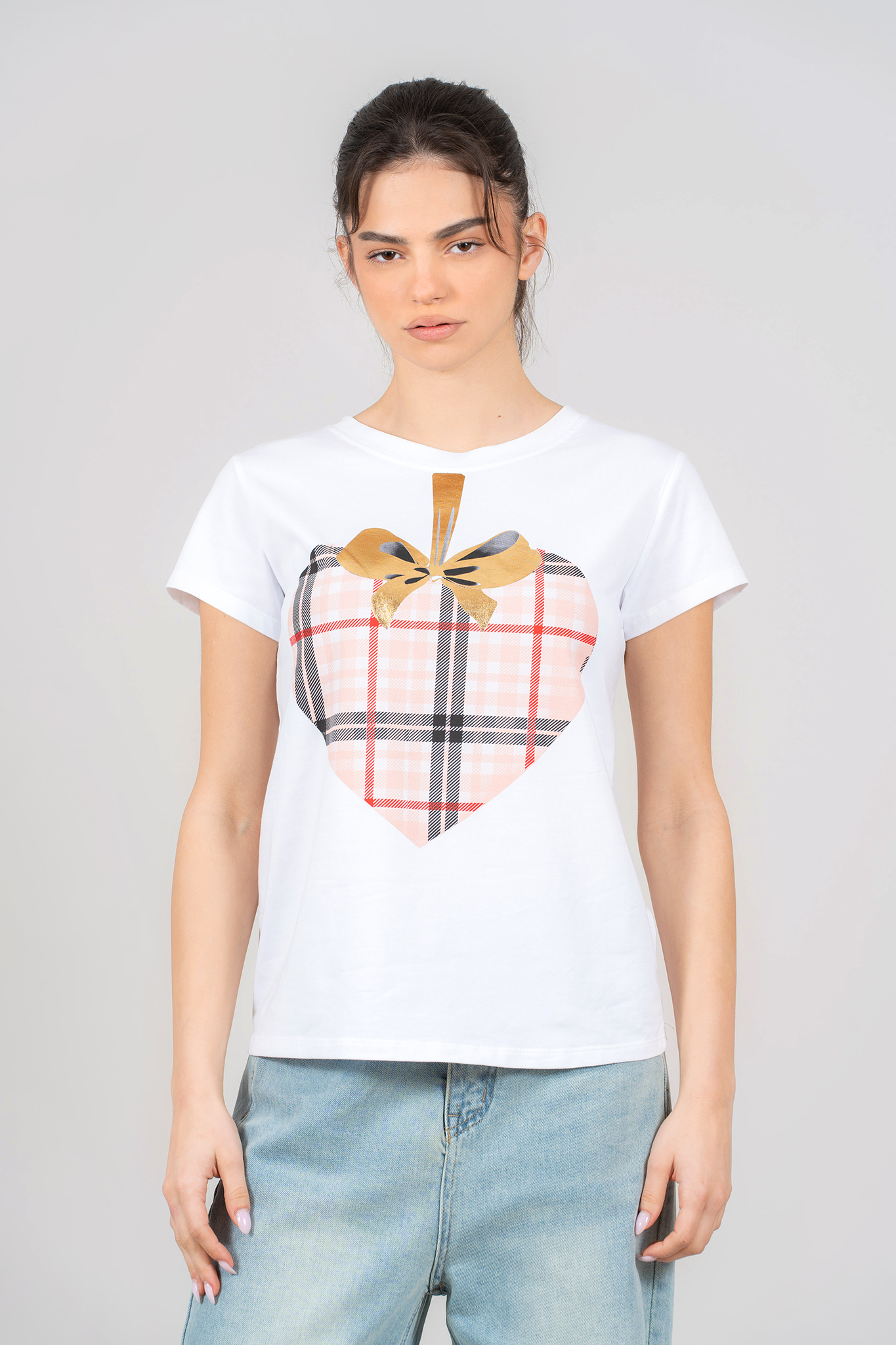 Дамска тениска от памук в бяло с принт карирано сърце