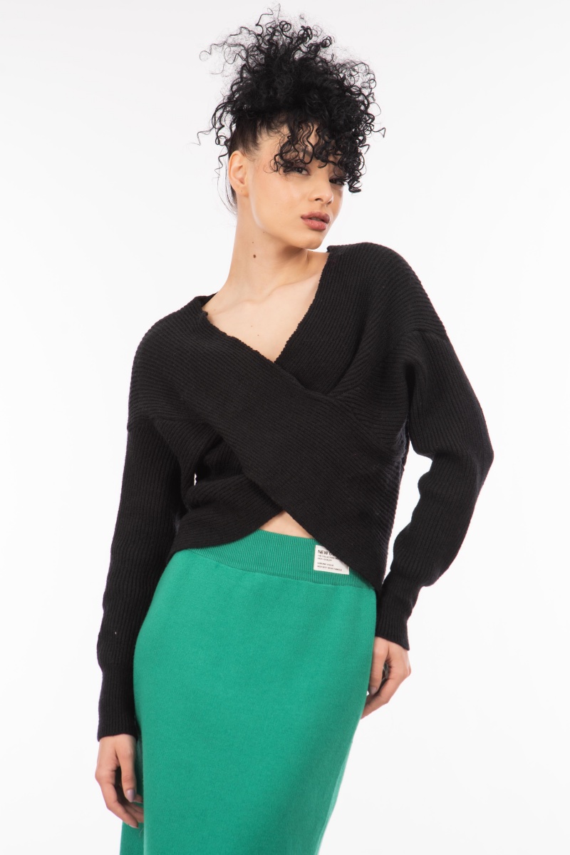 Дамски пуловер в черно с кръстосана предна част