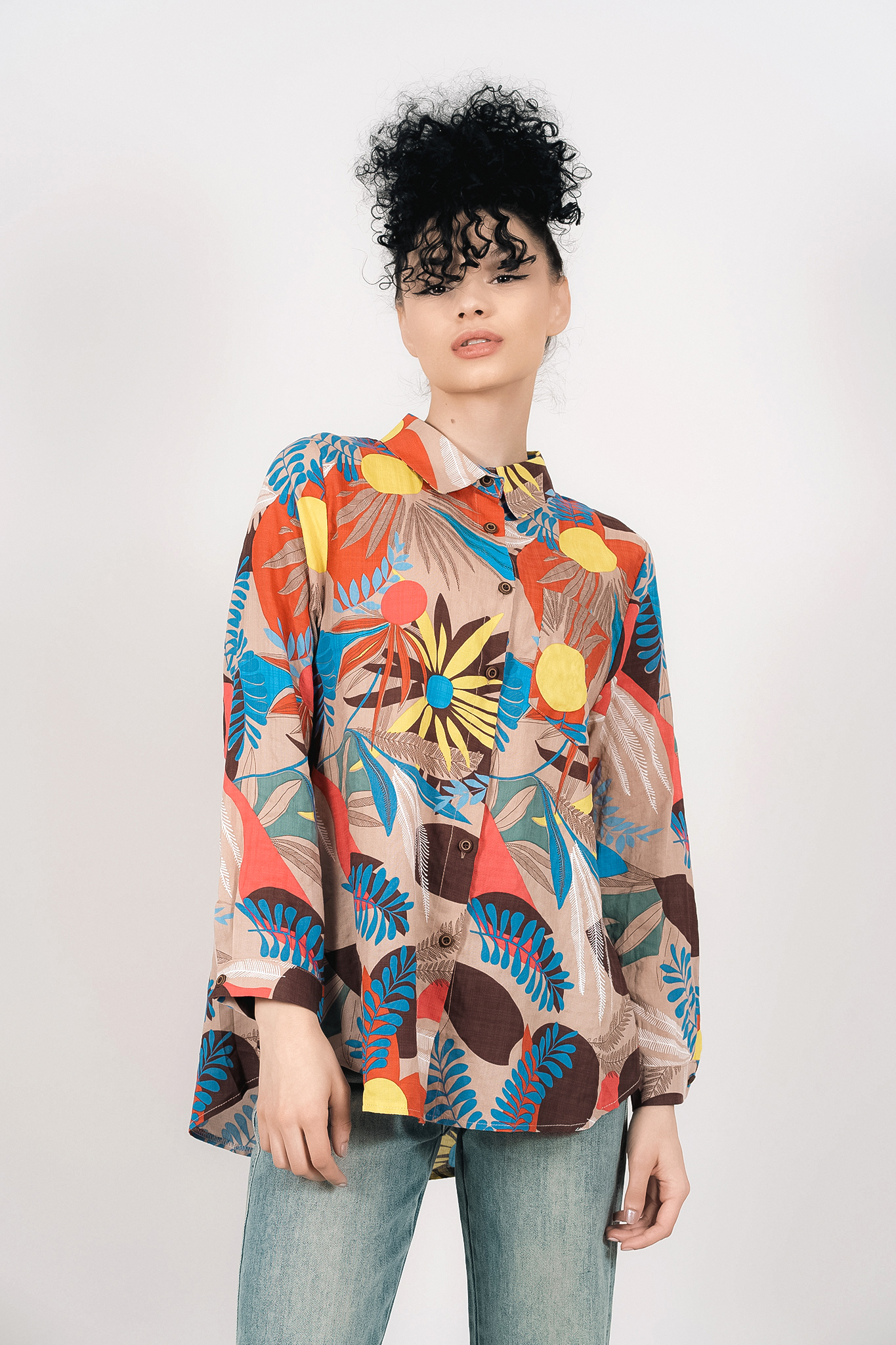 Дамска риза в бежово с принт цветни листа