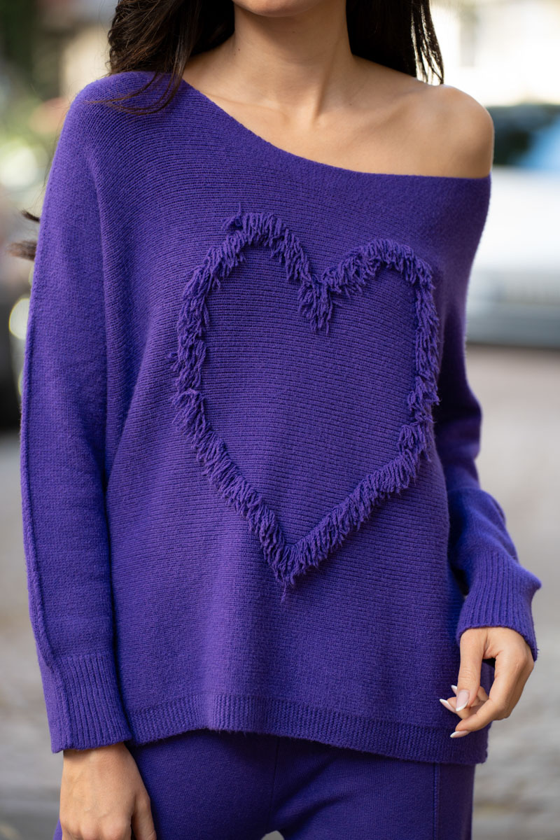 Дамски плетен пуловер в лилаво със сърце от ресни