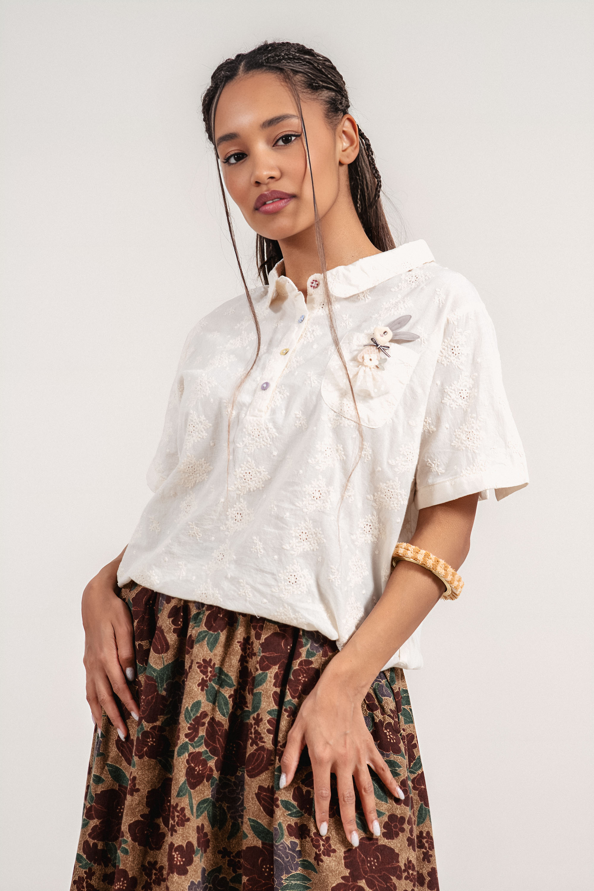 Дамска блуза от памук в цвят екрю с нежна бродерия, цветни копчета, къс ръкав и интересна брошка