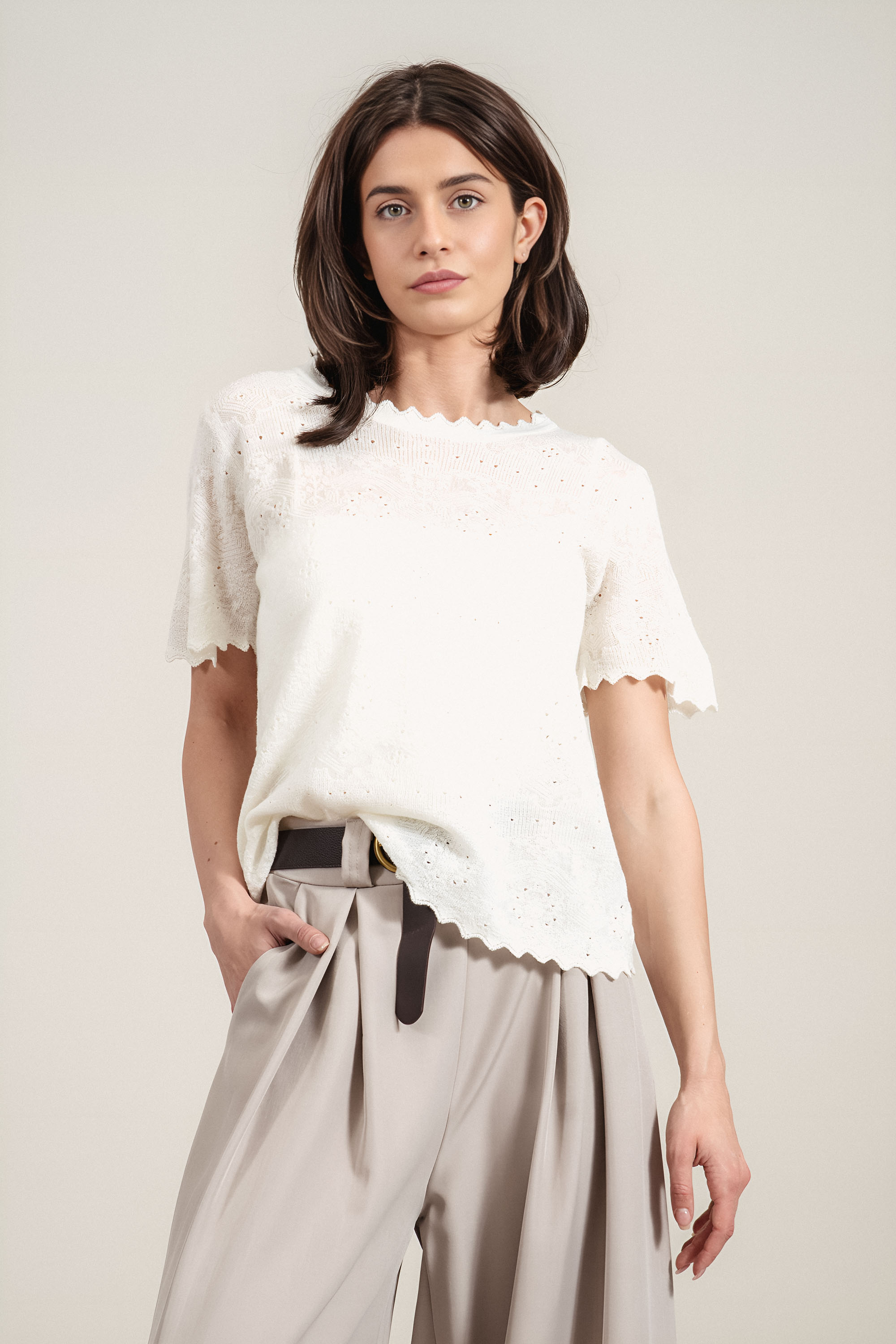 Дамска блуза в бяло с къс ръкав и материя на дупки