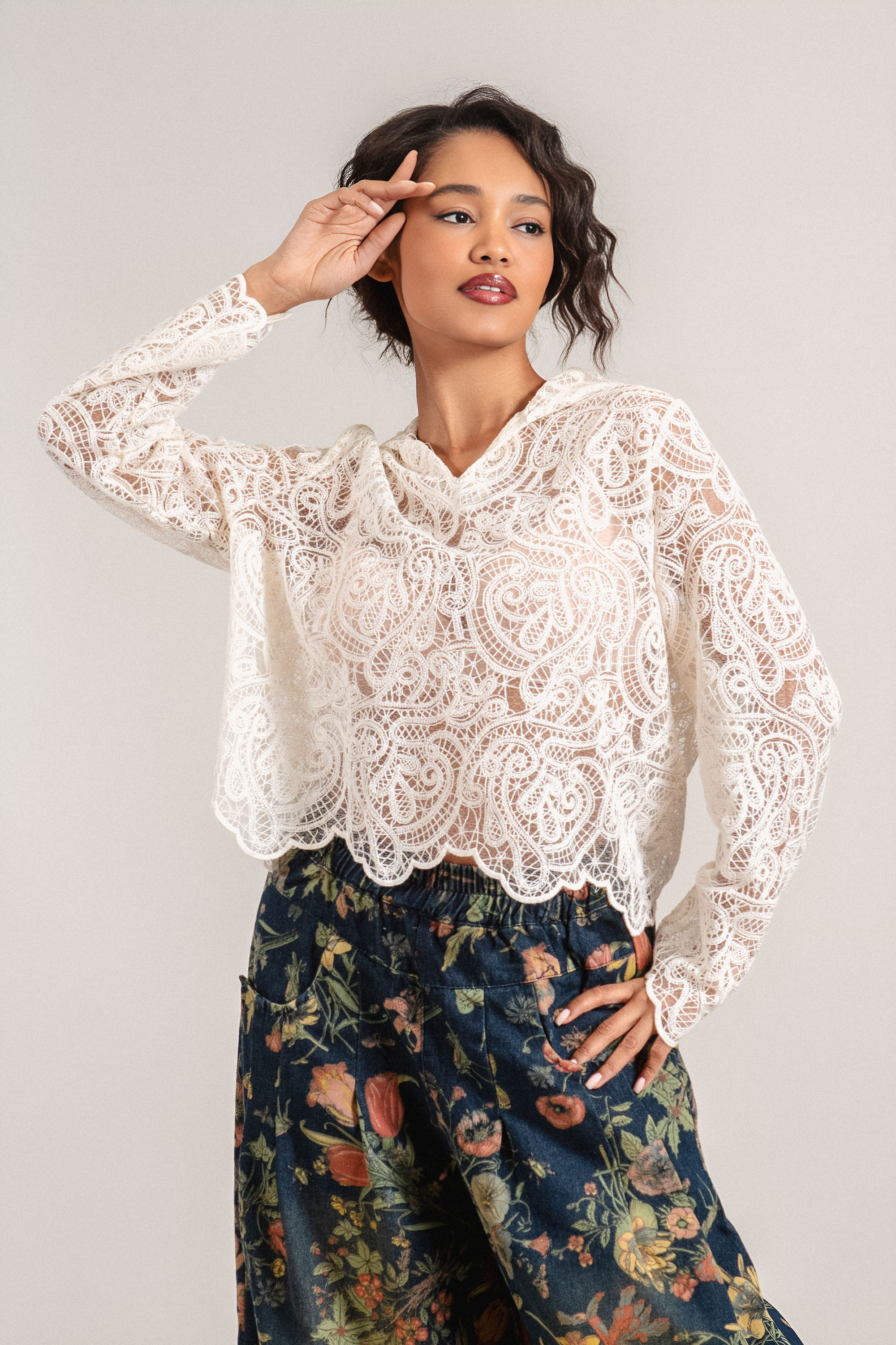 Дамска блуза в цвят екрю с етно бродерия и качулка