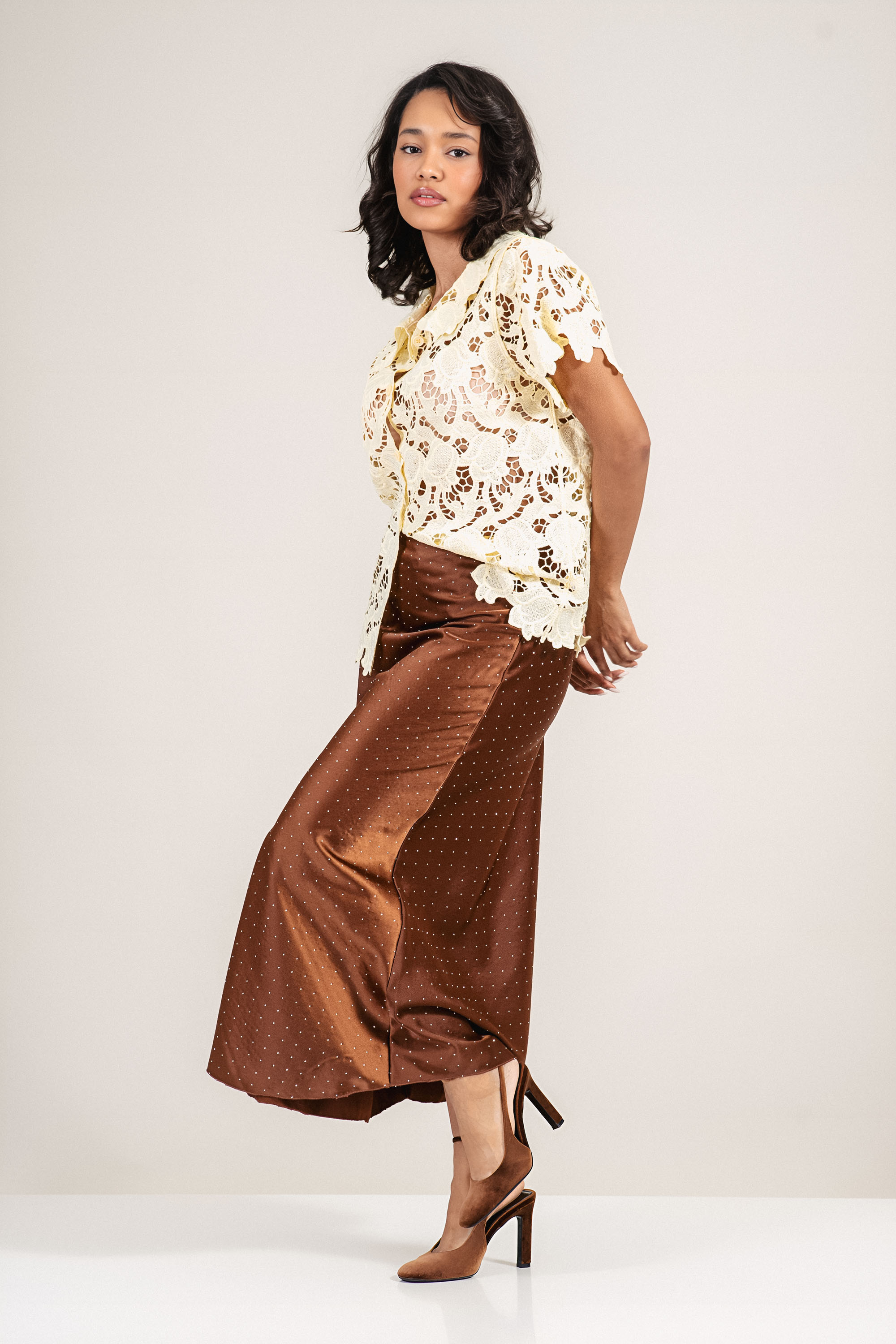 Дамска блуза в жълто с рязана бродерия и копчета