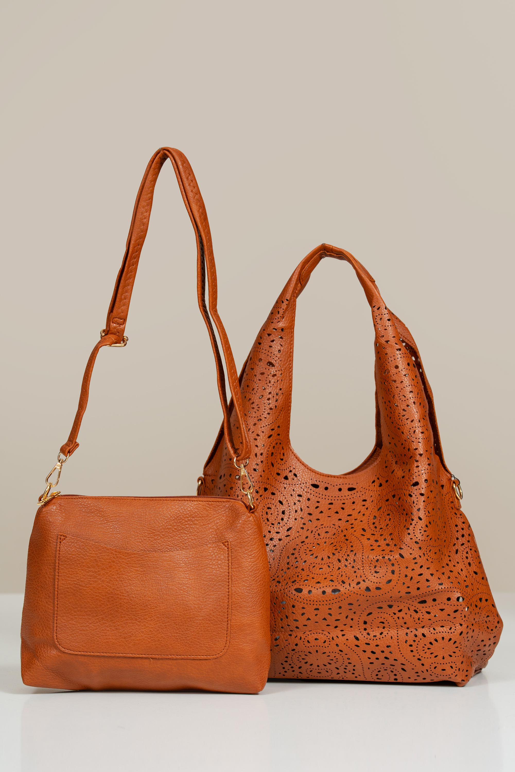 Дамска чанта 2в1 от перфорирана еко кожа в цвят карамел