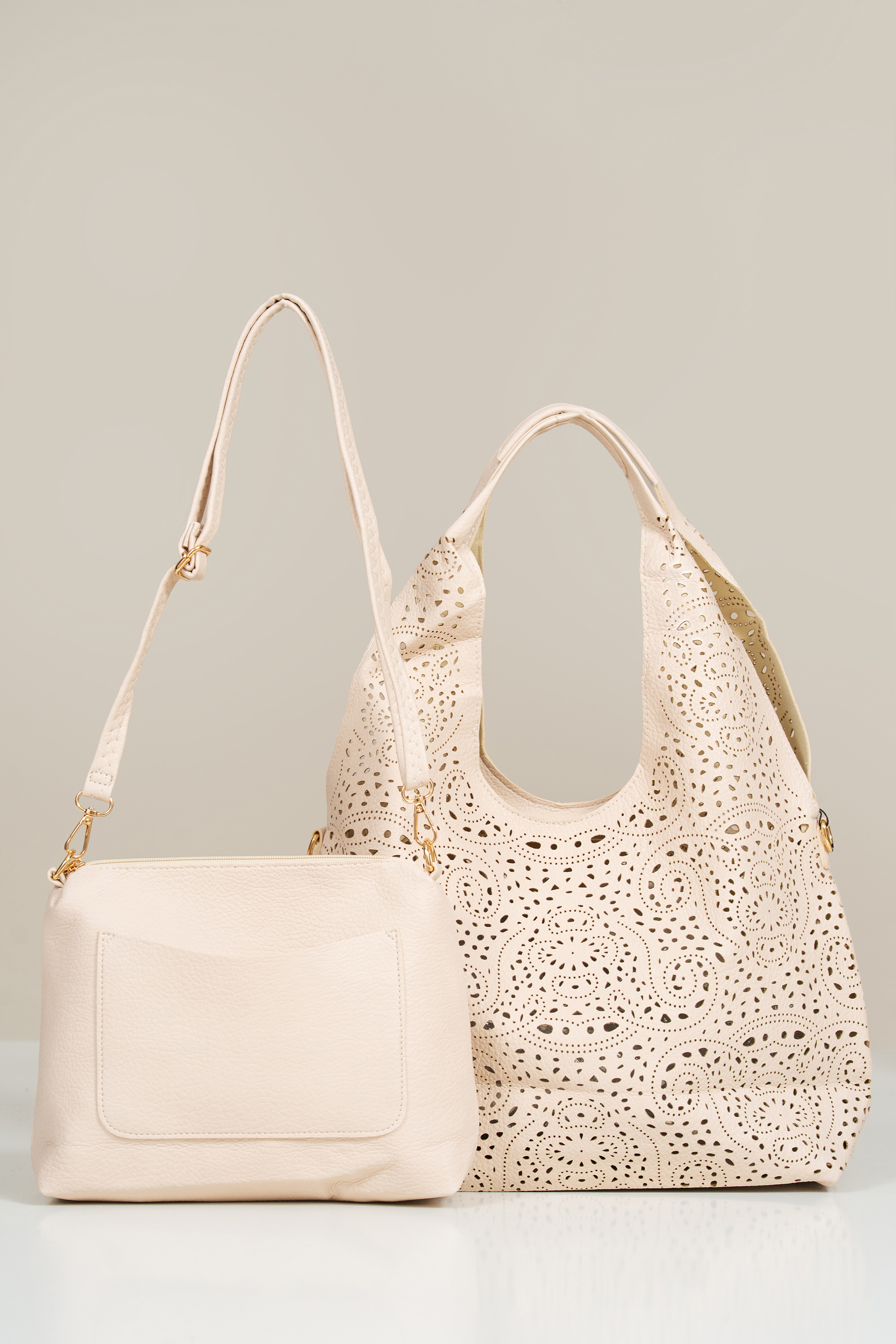 Дамска чанта 2в1 от перфорирана еко кожа в светлобежово