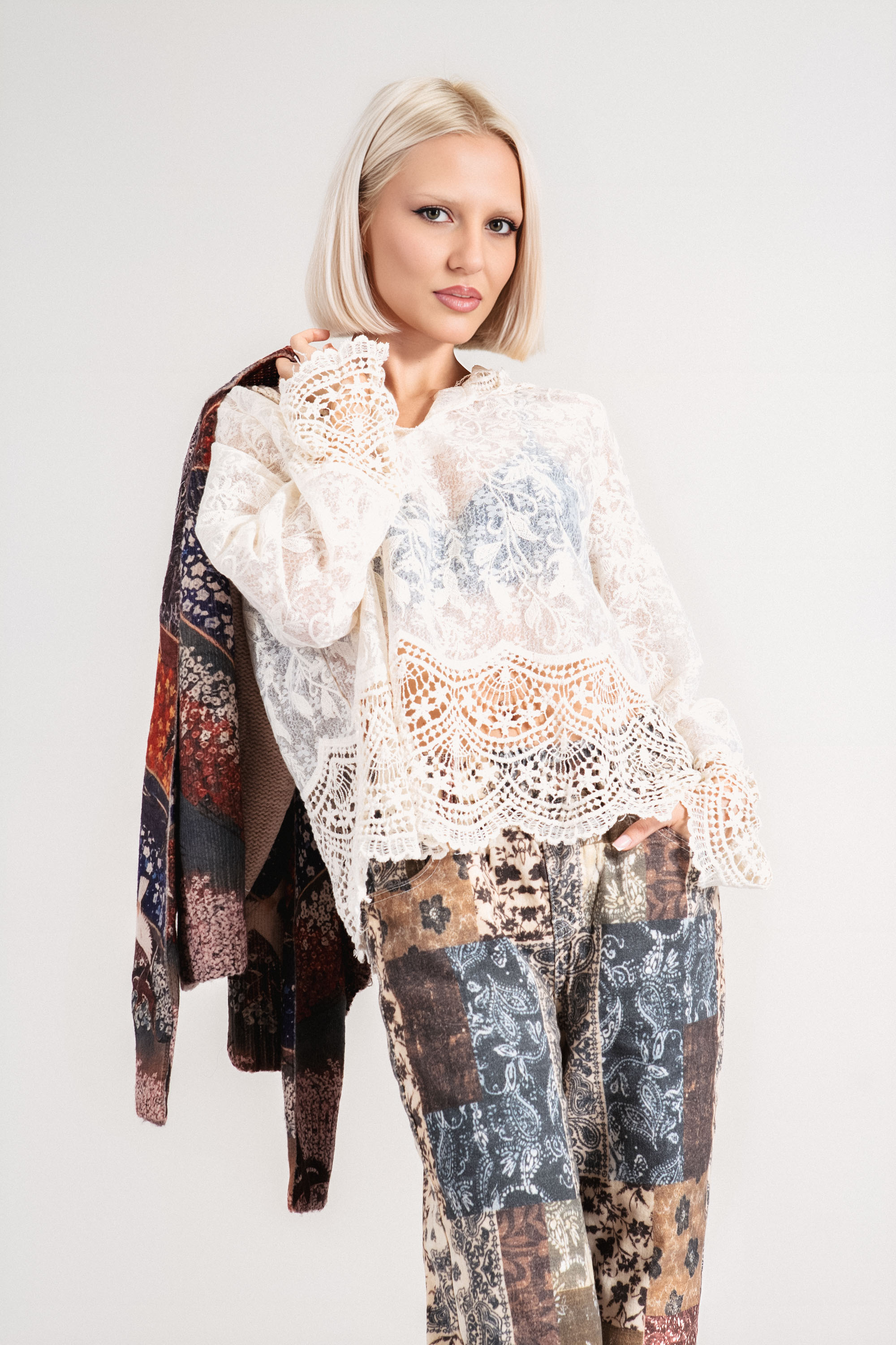 Дамска дантелена блуза в цвят екрю с качулка и рязана броредия