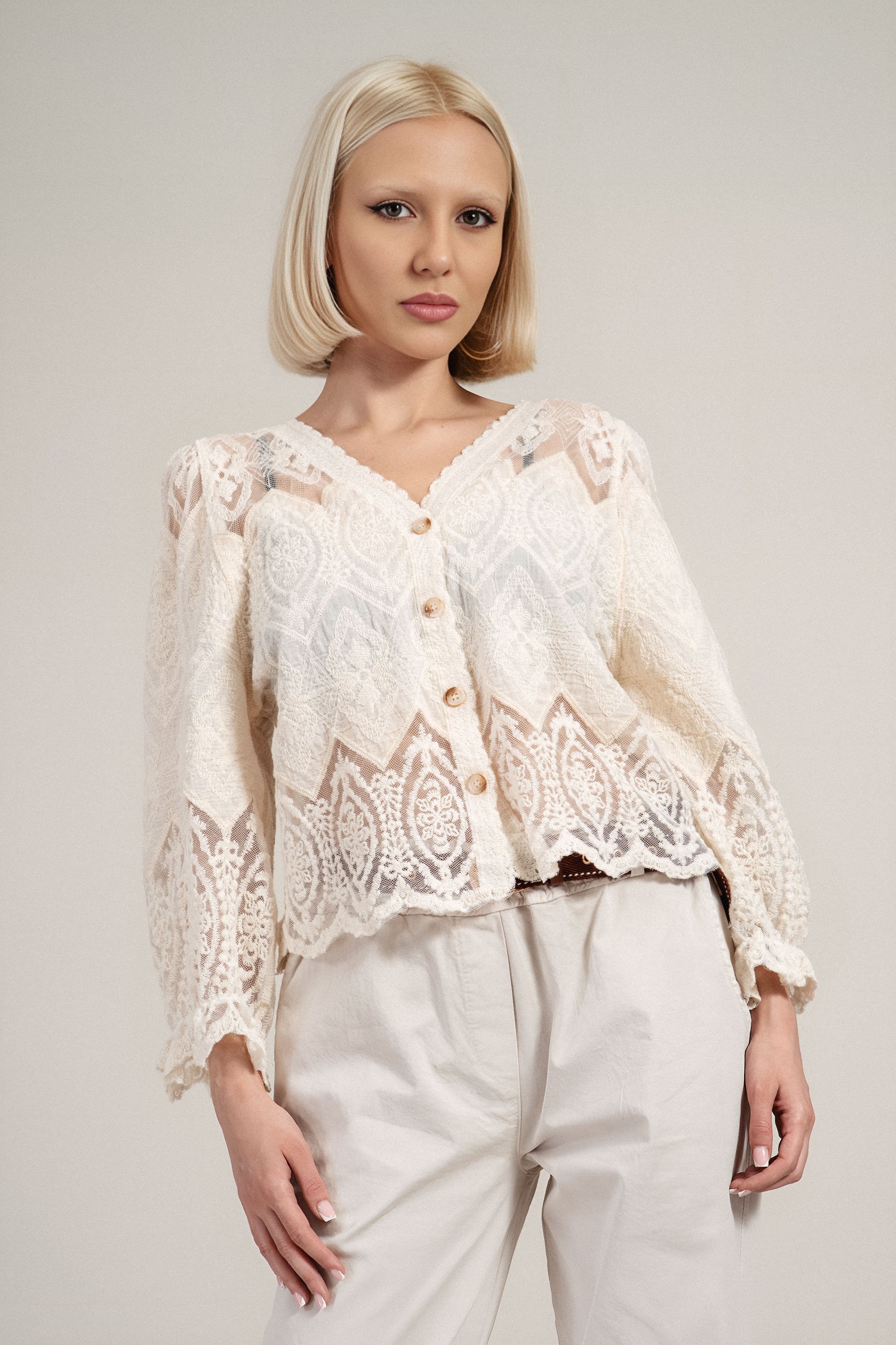 Дамска ефирна жилетка в цвят екрю и етно бродерия