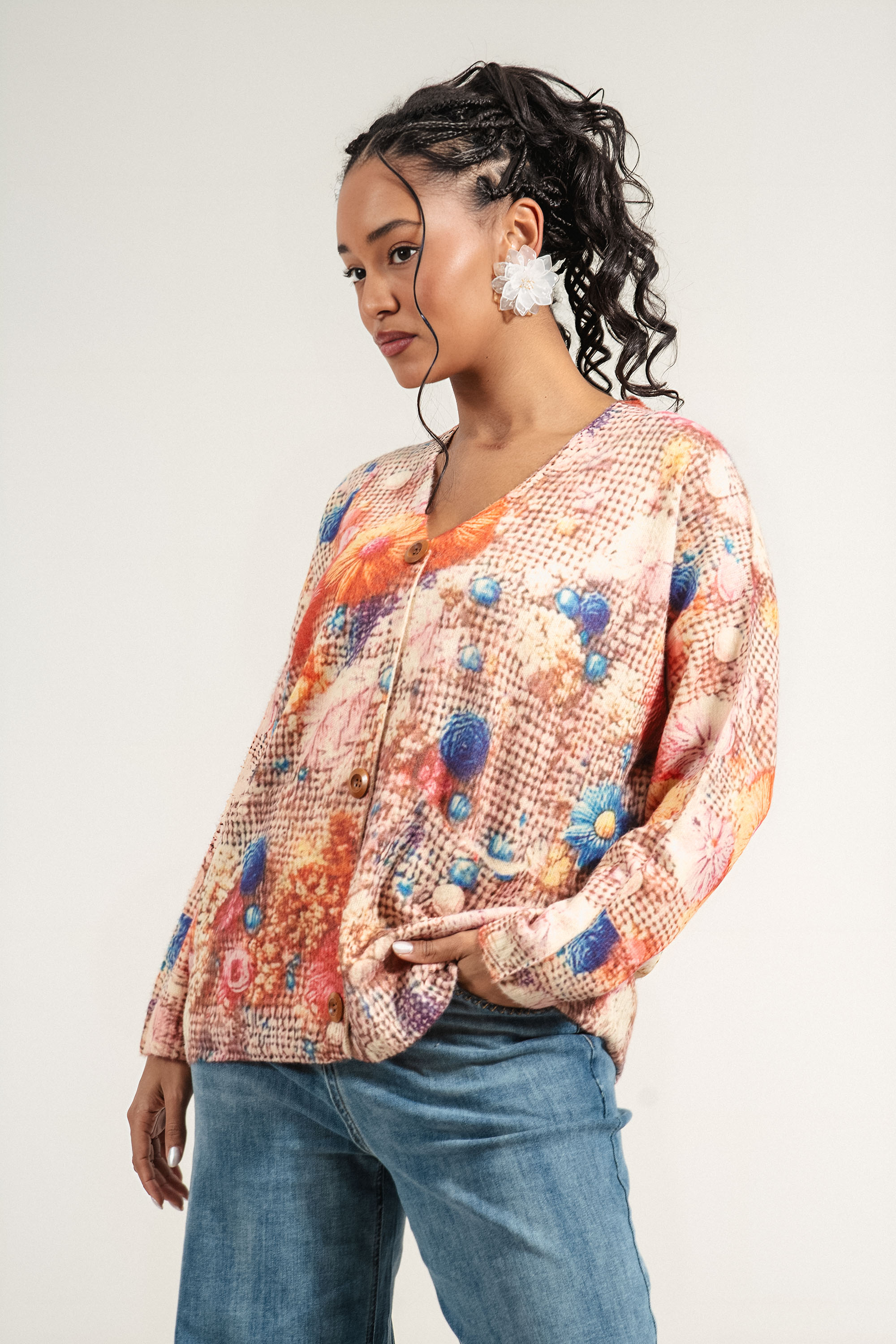 Дамска жилетка от фино плетиво с флорален принт в топли тонове