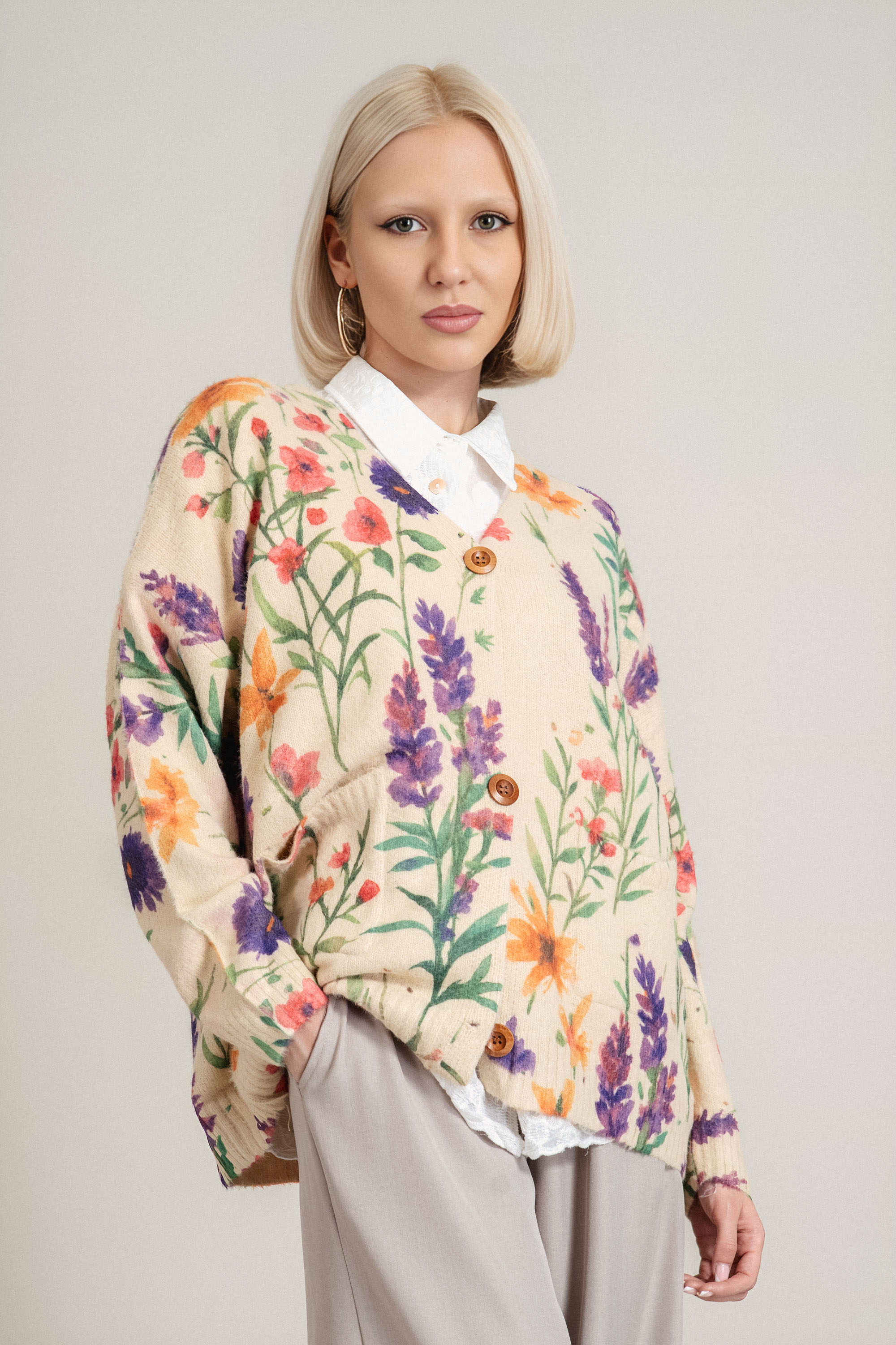 Дамска жилетка от фино плетиво в бежово с принт цветя в розово, лилаво и оранжево