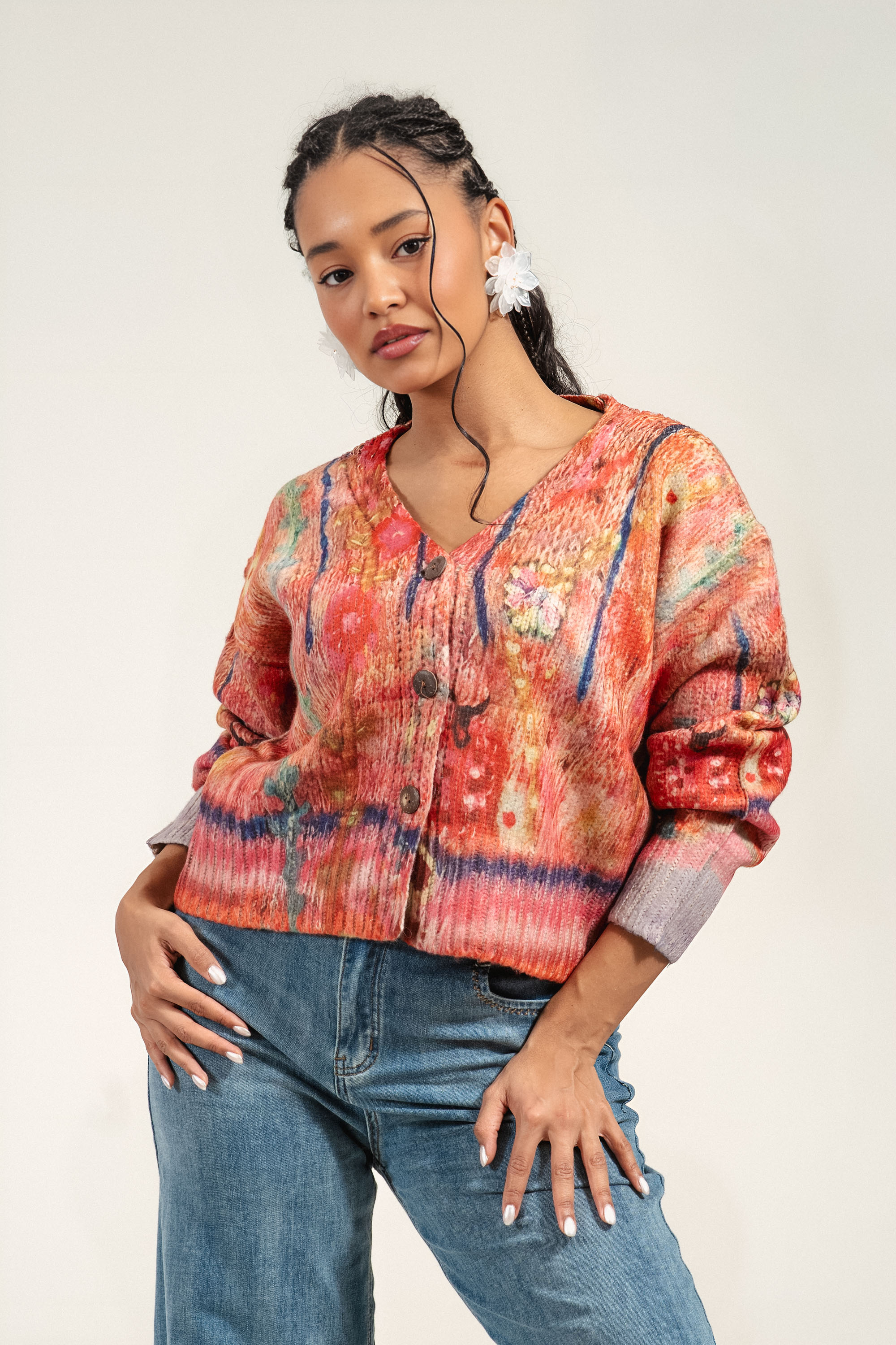 Дамска къса плетена жилетка с цветен принт в розово, оранжево, синьо и зелено