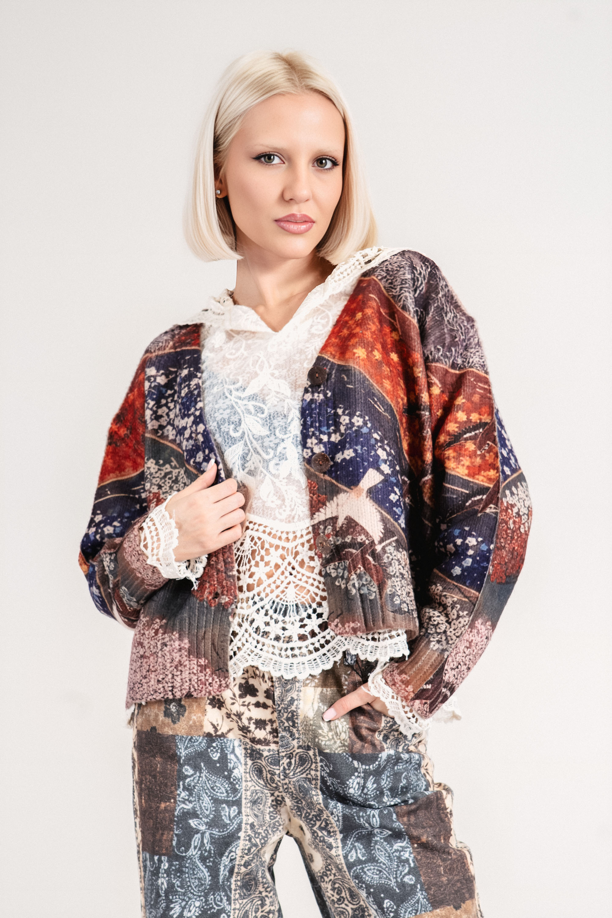 Дамска къса плетена жилетка с принт в тъмносиньо, зелено и кафяво