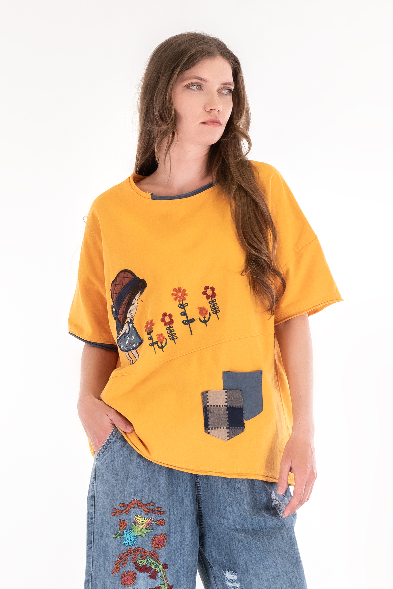 Дамска оувърсайз тениска от памук в жълто с бродерия момиче с шапка