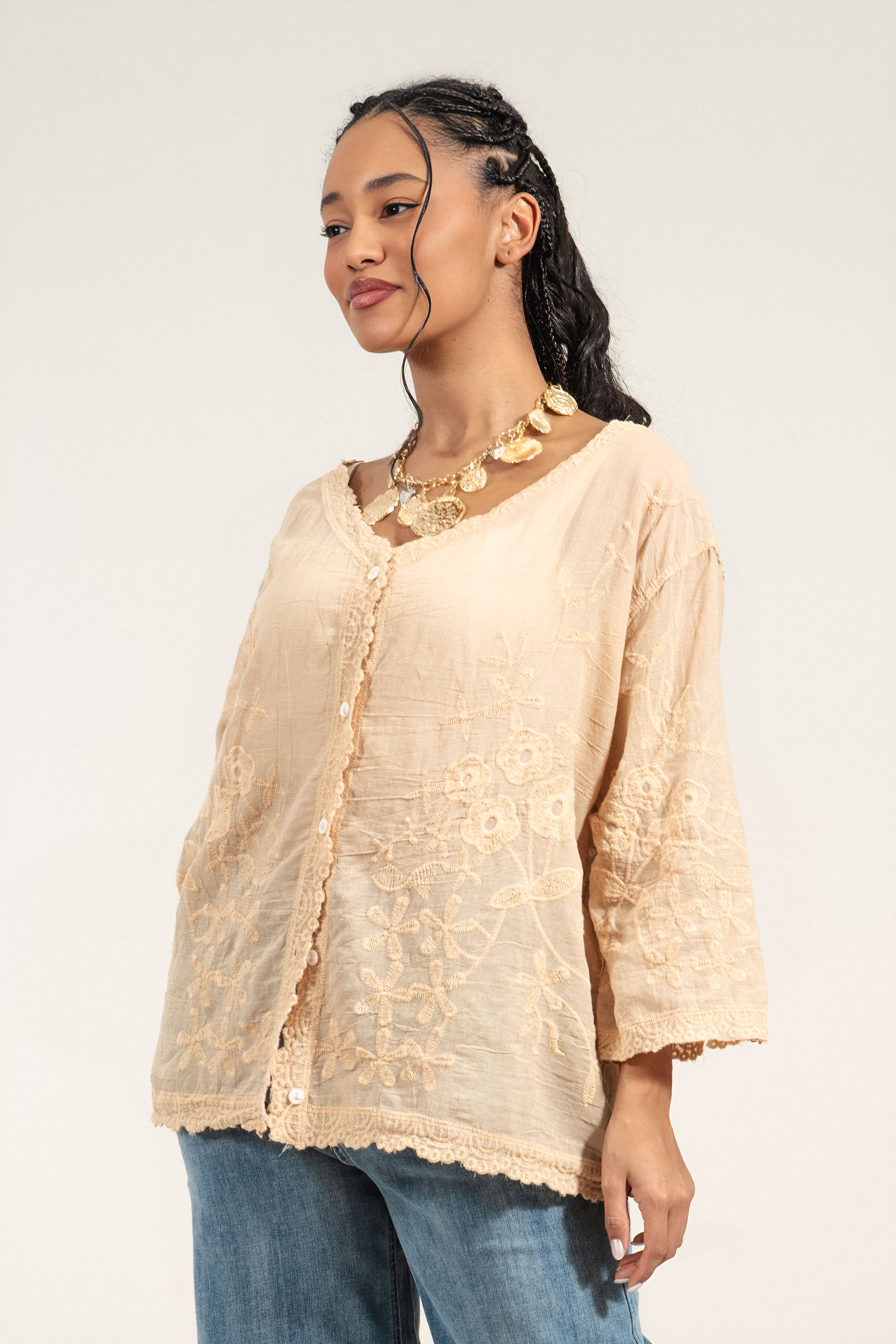 Дамска памучна блуза в бежово с флорална бродерия и копчета