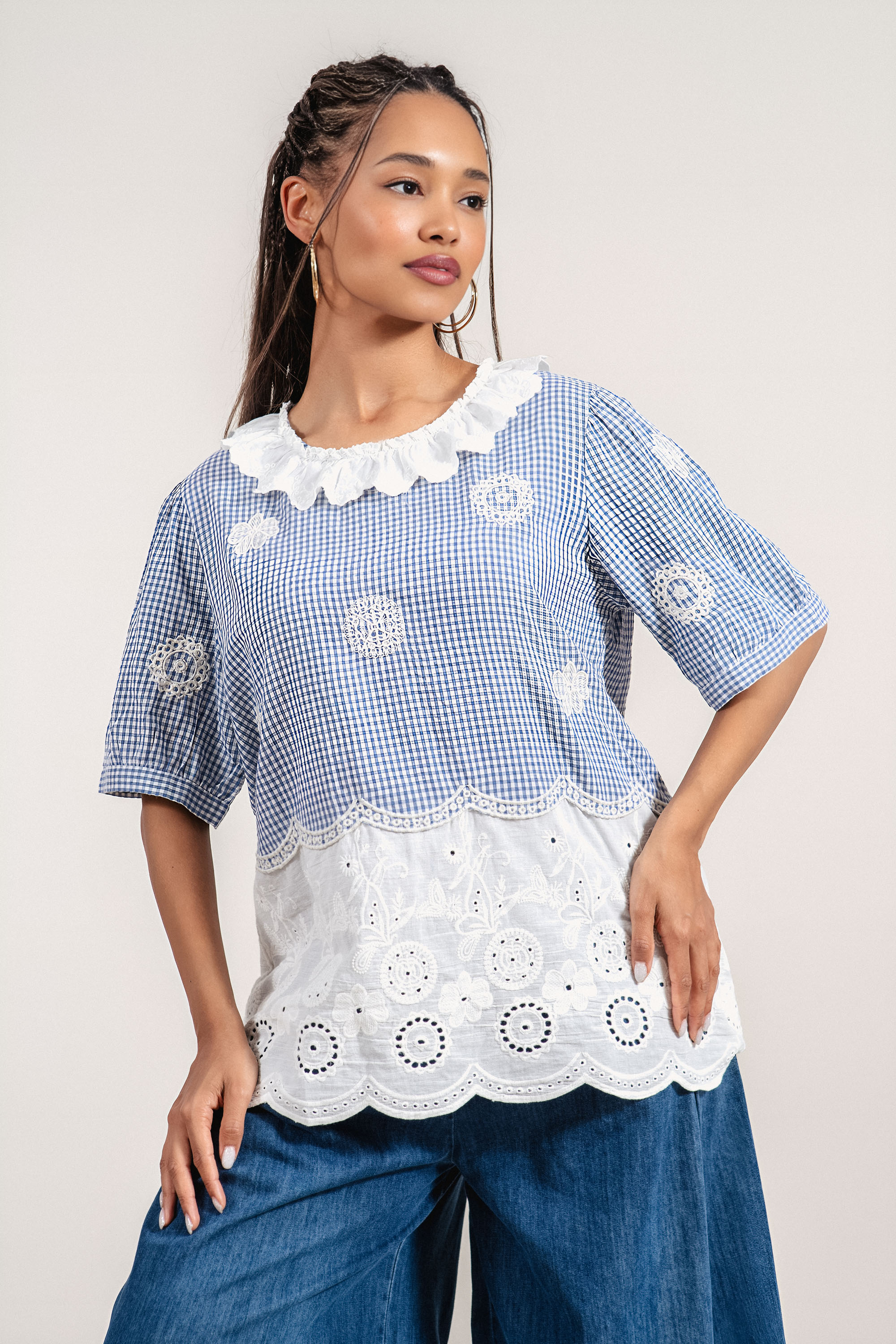 Дамска памучна туника с бяла рязана бродерия в края и принт синьо каре