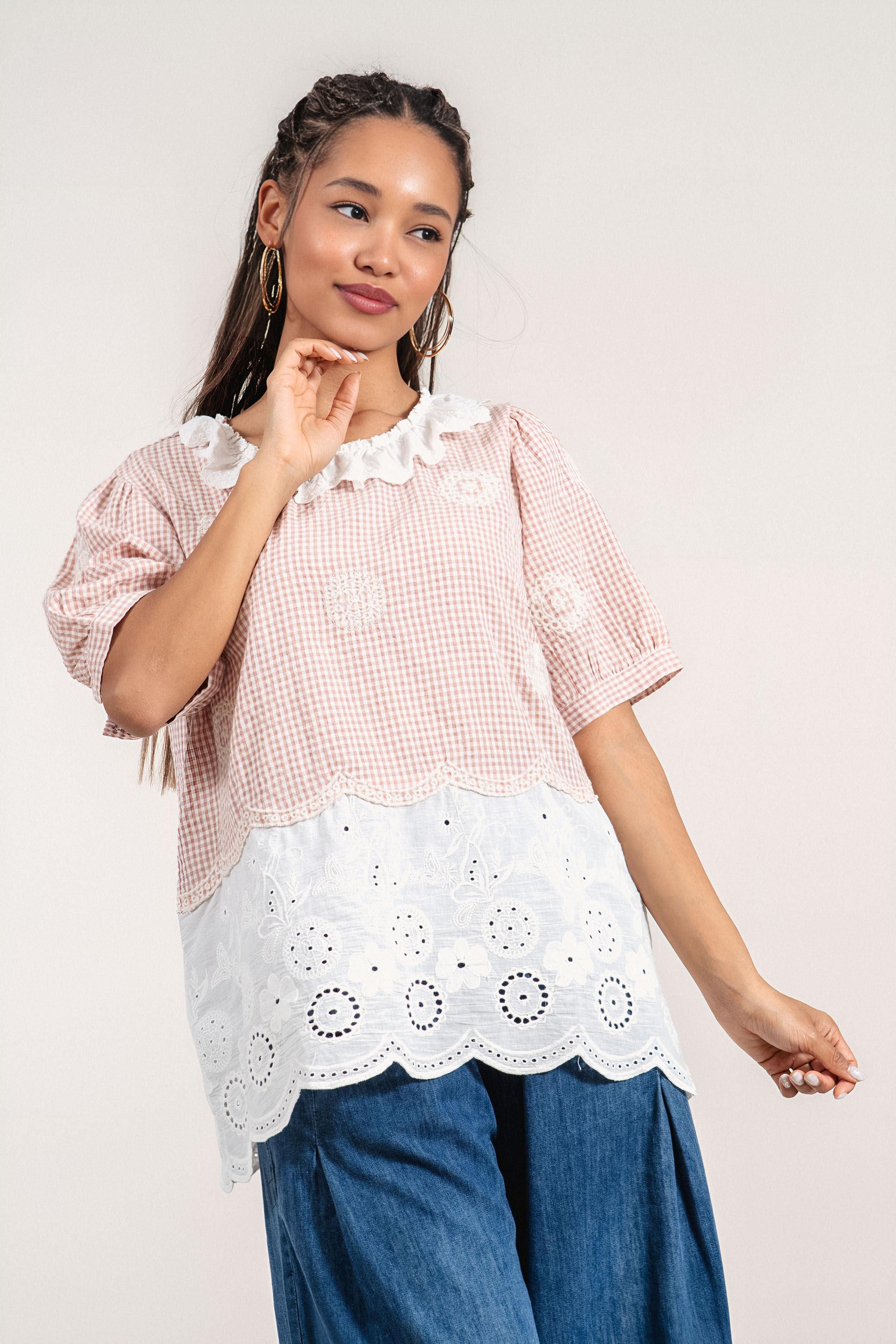 Дамска памучна туника с бяла рязана бродерия в края и принт розово каре