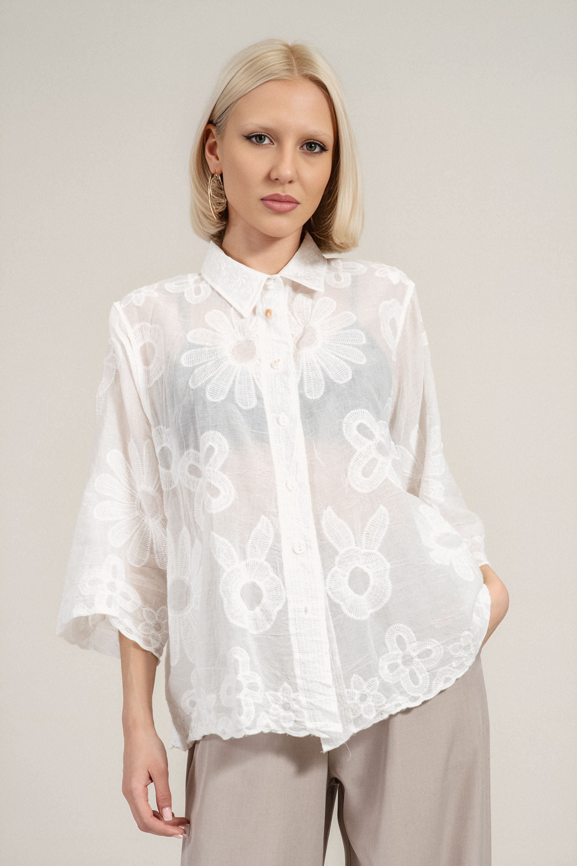 Дамска риза от памук в бяло с 3/4 ръкав и бродирани цветя