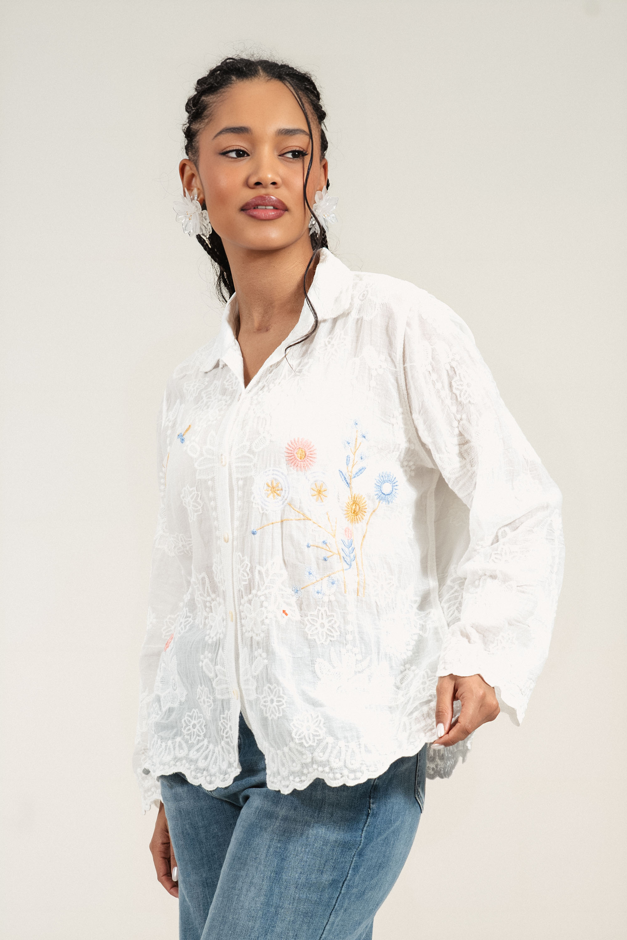 Дамска риза от памук в бяло с бродирани цветни флорални елементи