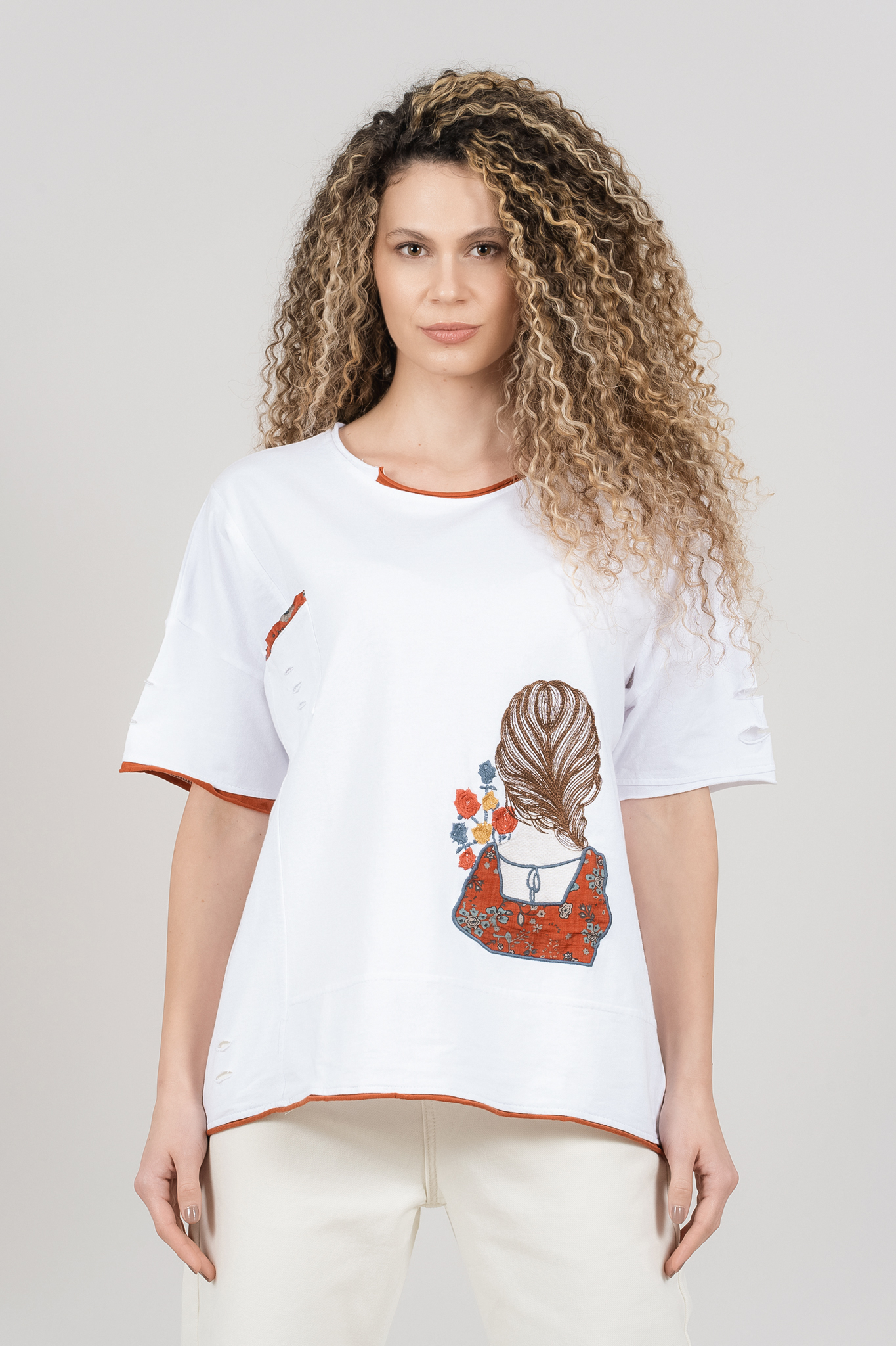 Дамска тениска в бяло с малък джоб и бродирано момиче в гръб