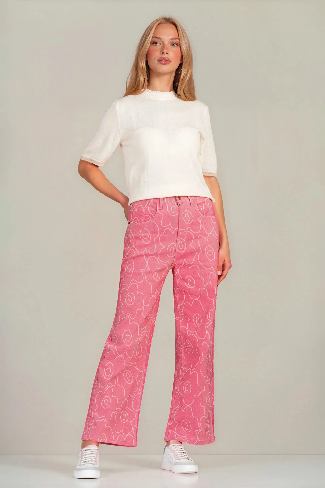 Дамски дънки ''Dragonfly'' в розово със светъл контур на цветя и широки крачоли