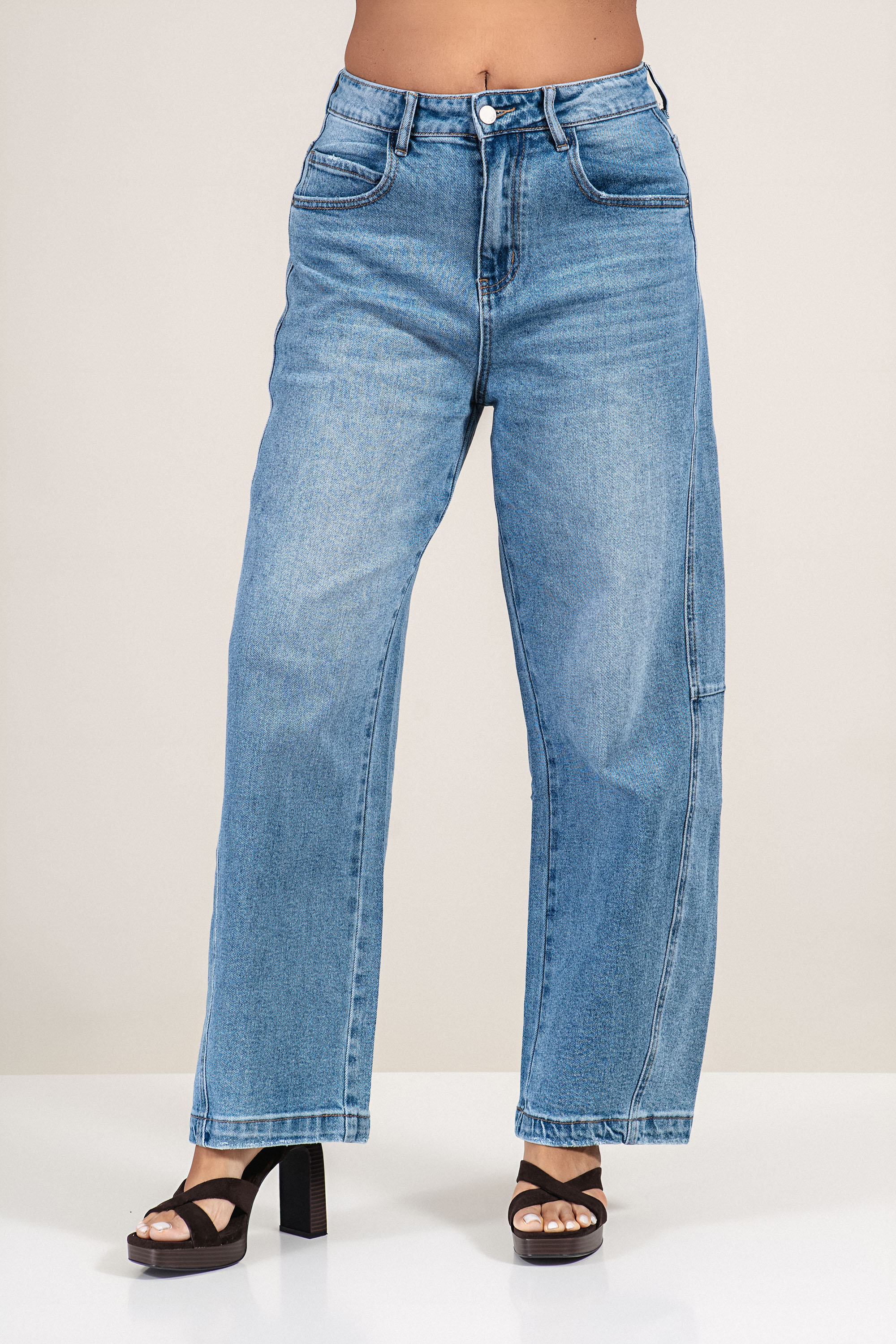 Дамски дънки от памук в син деним с предни шевове