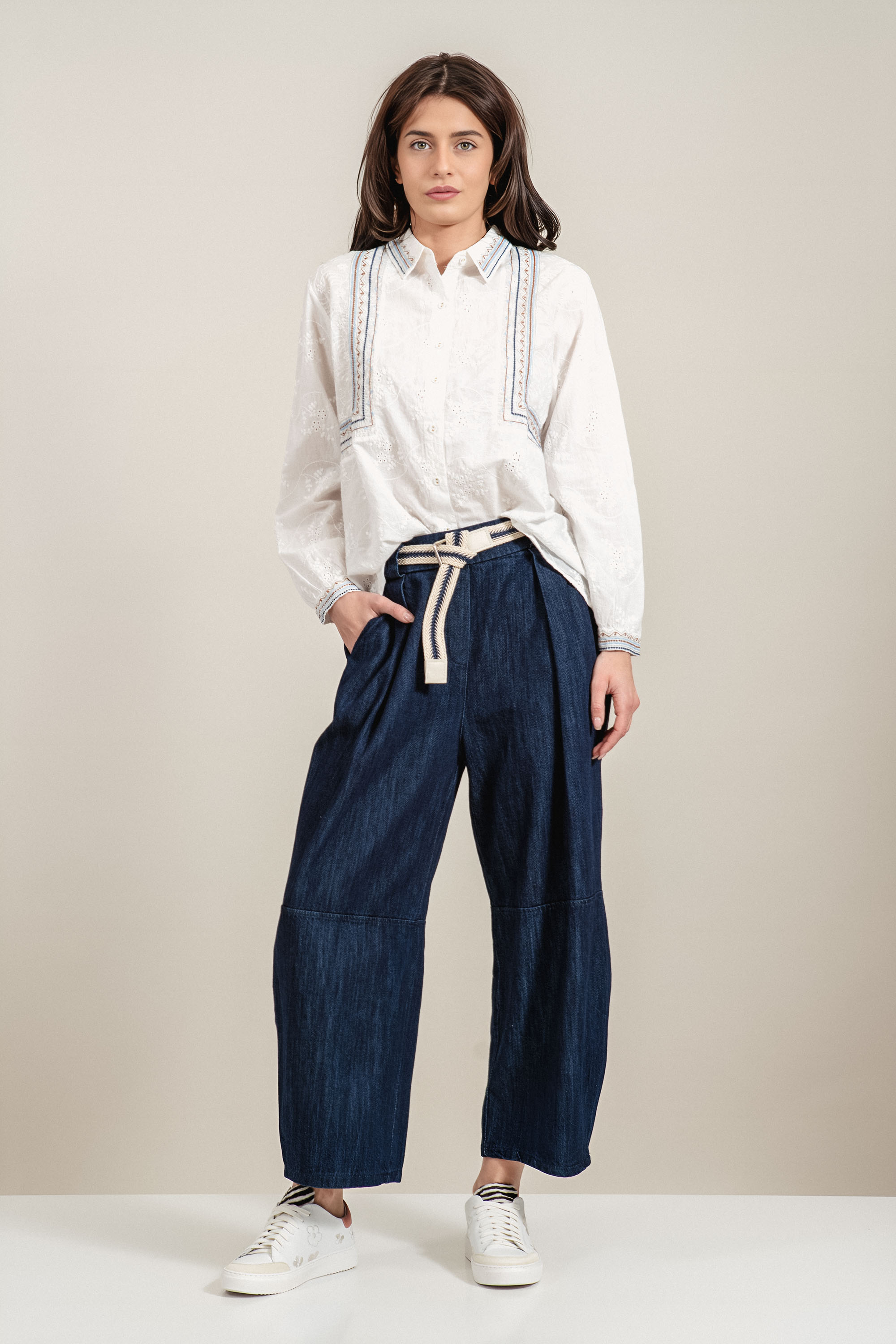 Дамски дънки от памук в тъмносин деним с широк крачол, колан и ластик на талията