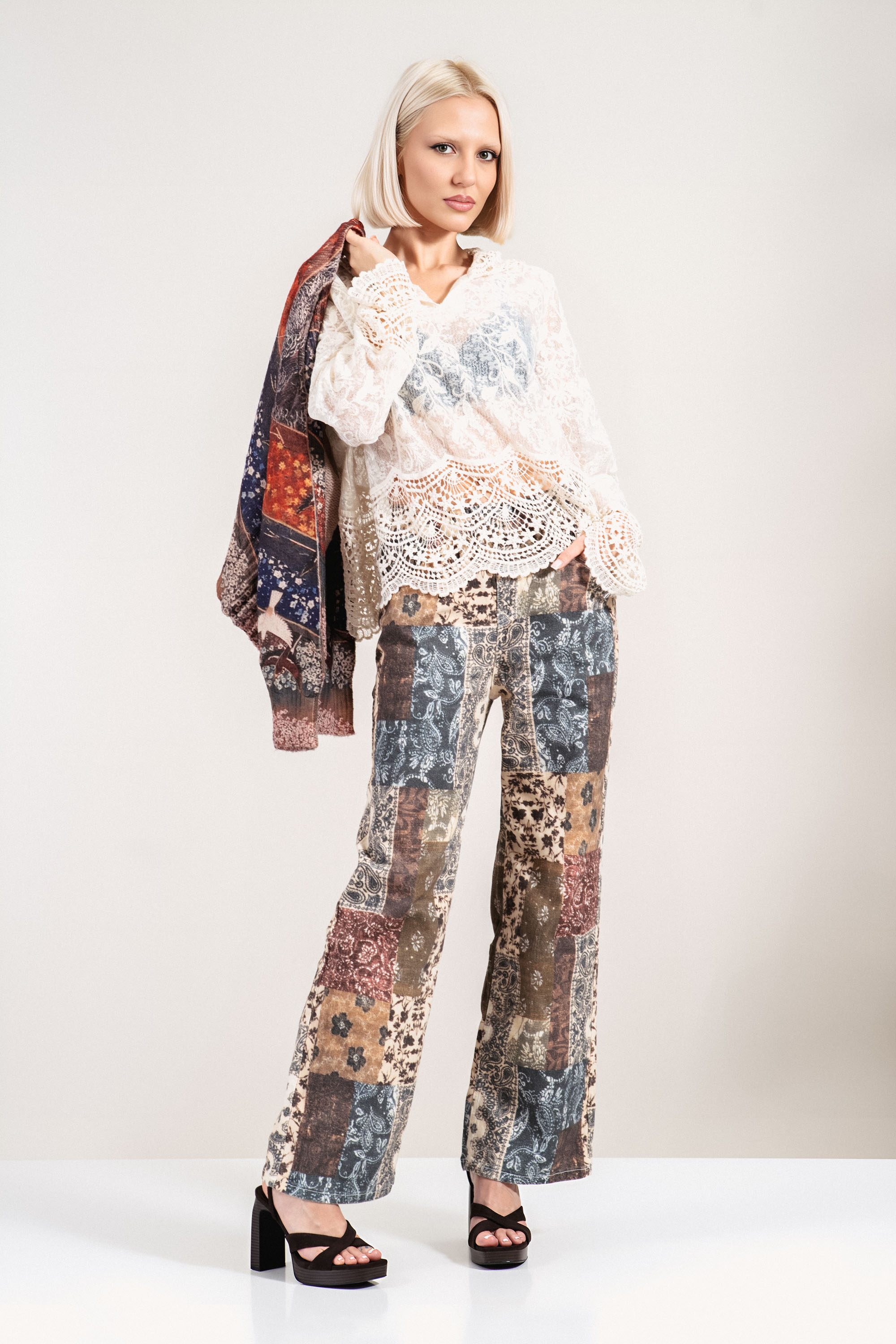 Дамски дънки с етно принт в бордо и бежово с ластик в талията