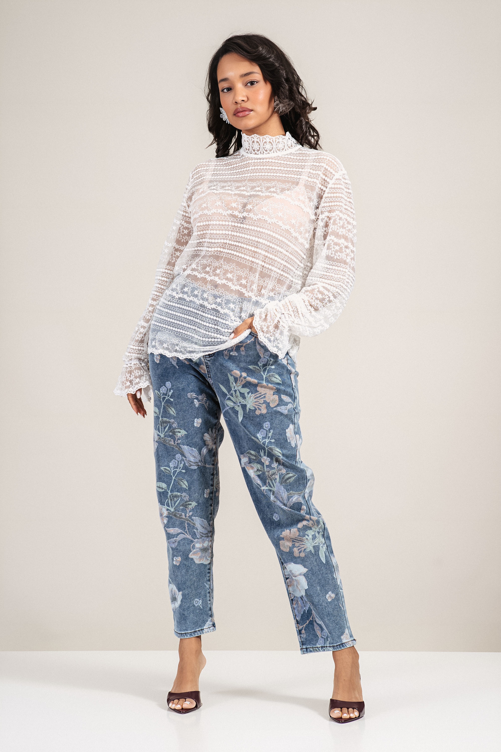 Дамски дънки тип бойфренд с флорален принт