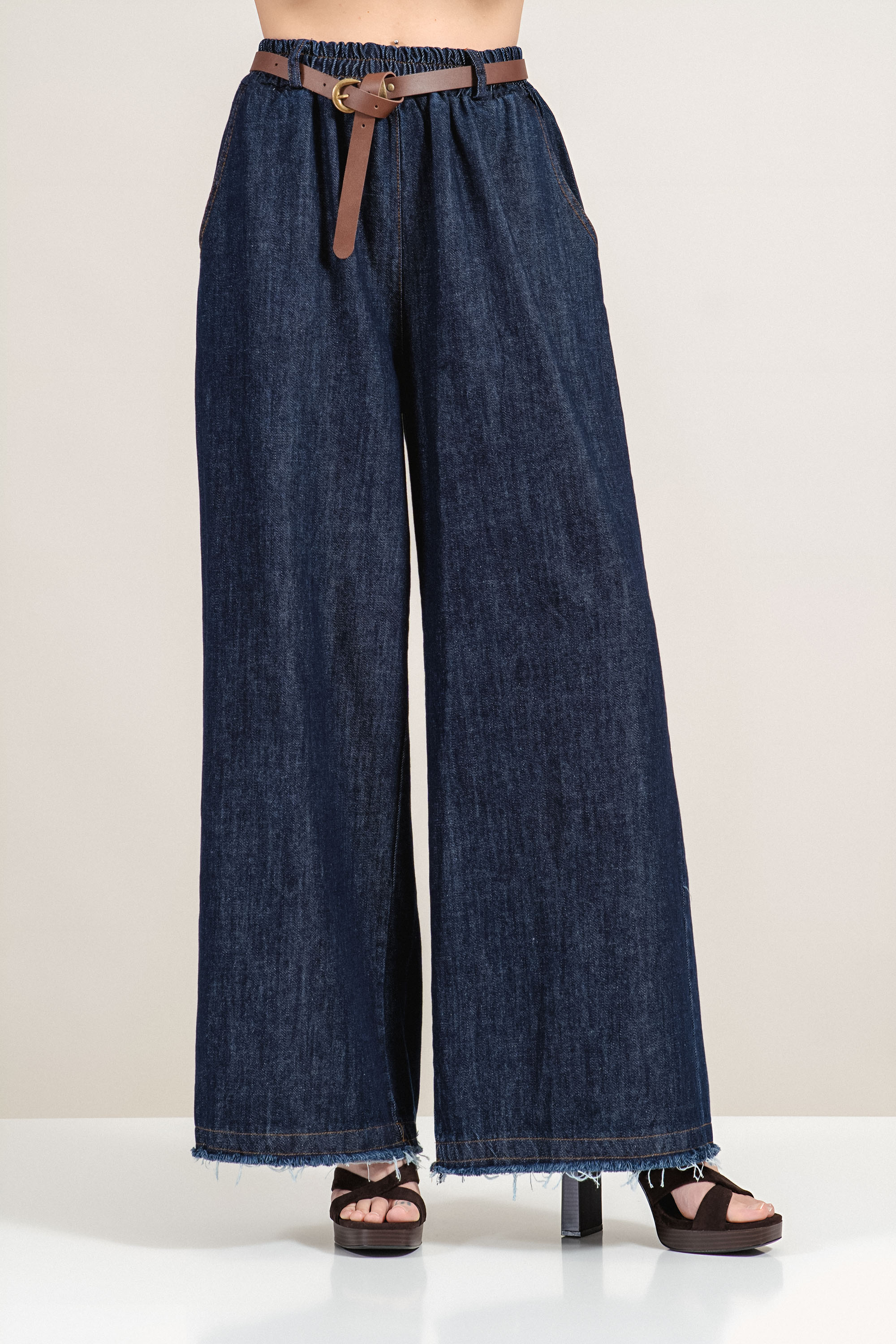 Дамски дънки в тъмносиньо с широк крачол с накъсвания в края и допълнителен колан