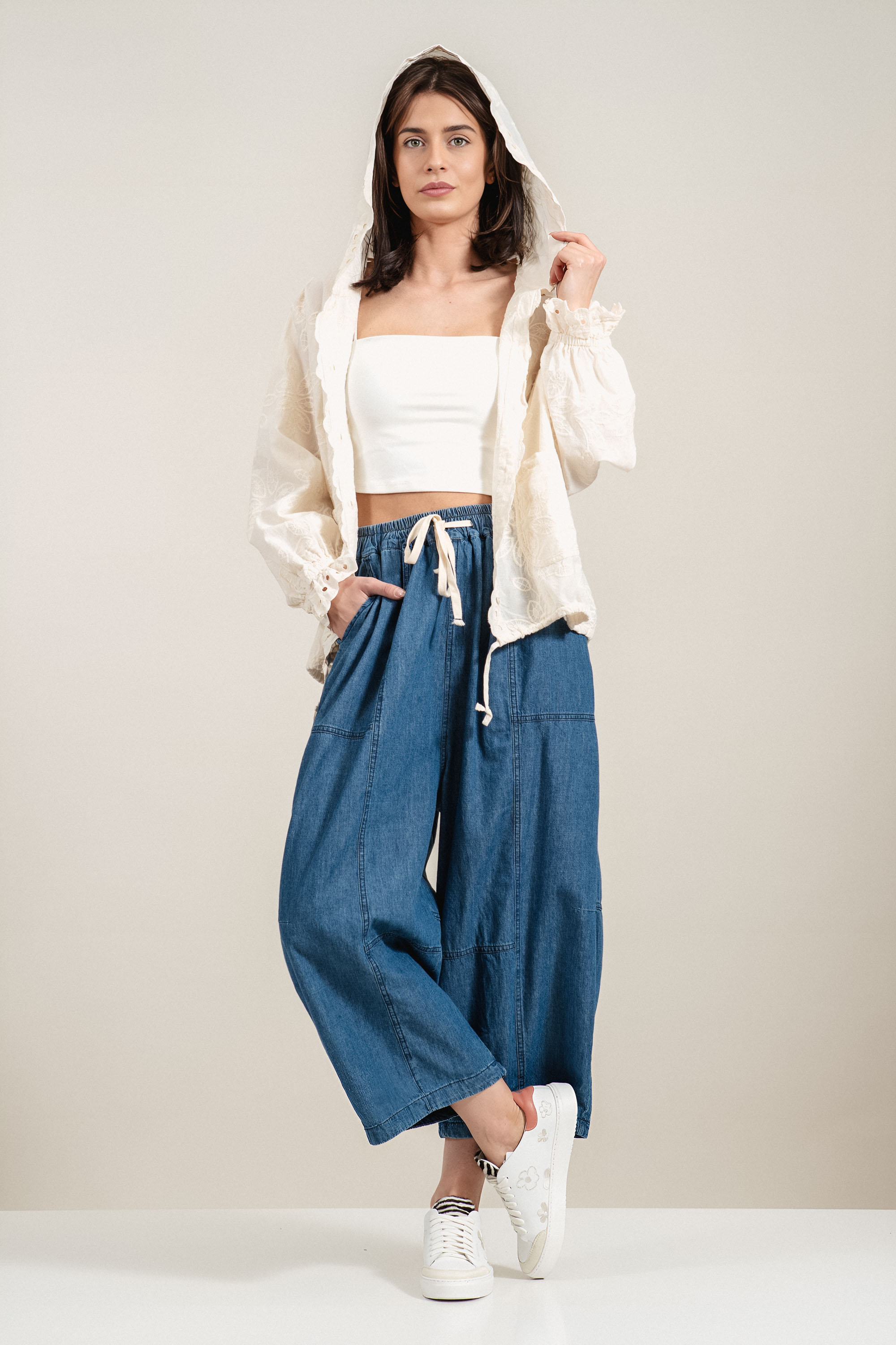 Дамски дънки в тънък син деним с ластик, връзки и свободна кройка