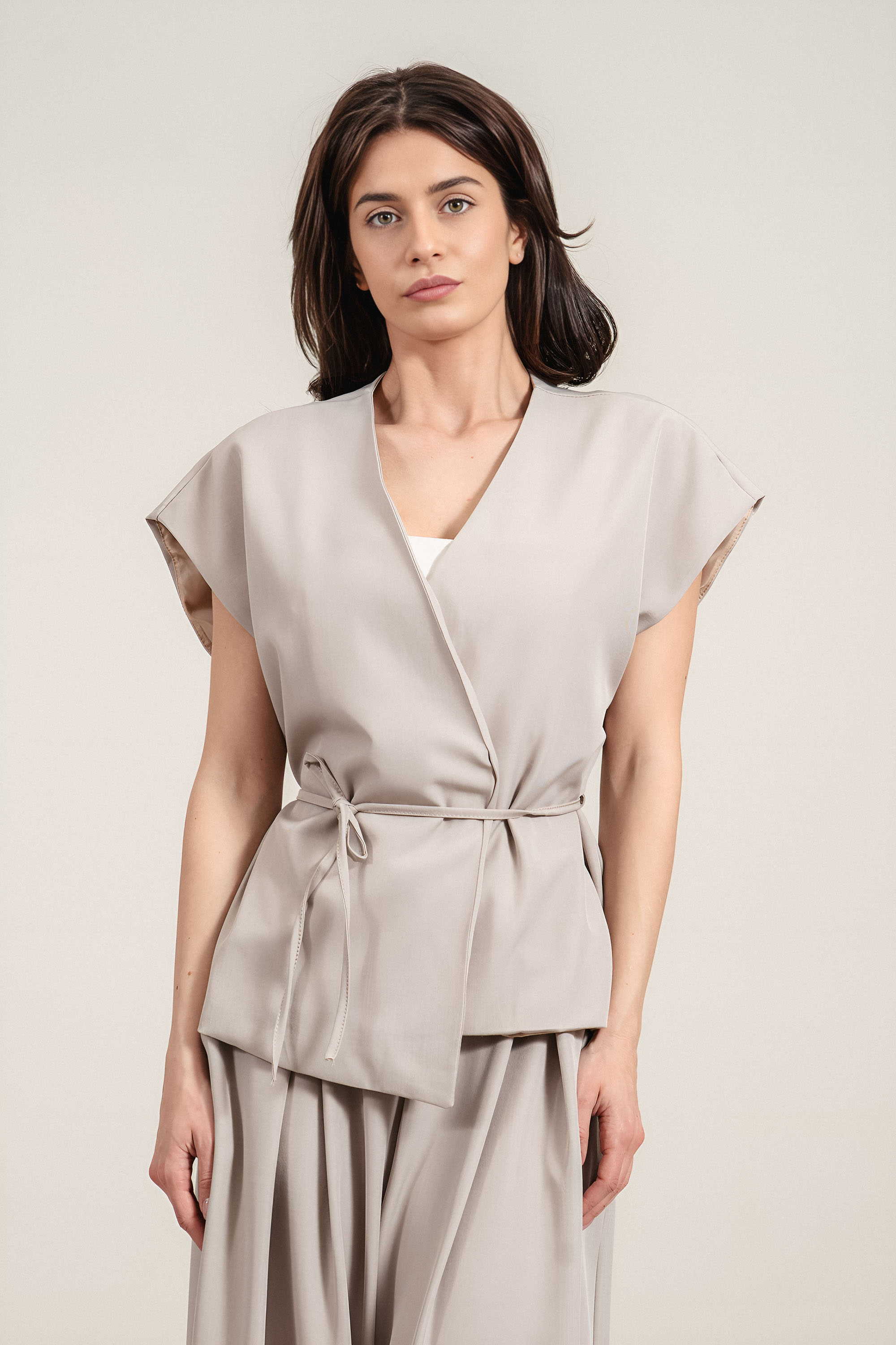 Дамски елек в бежово с връзка в талията