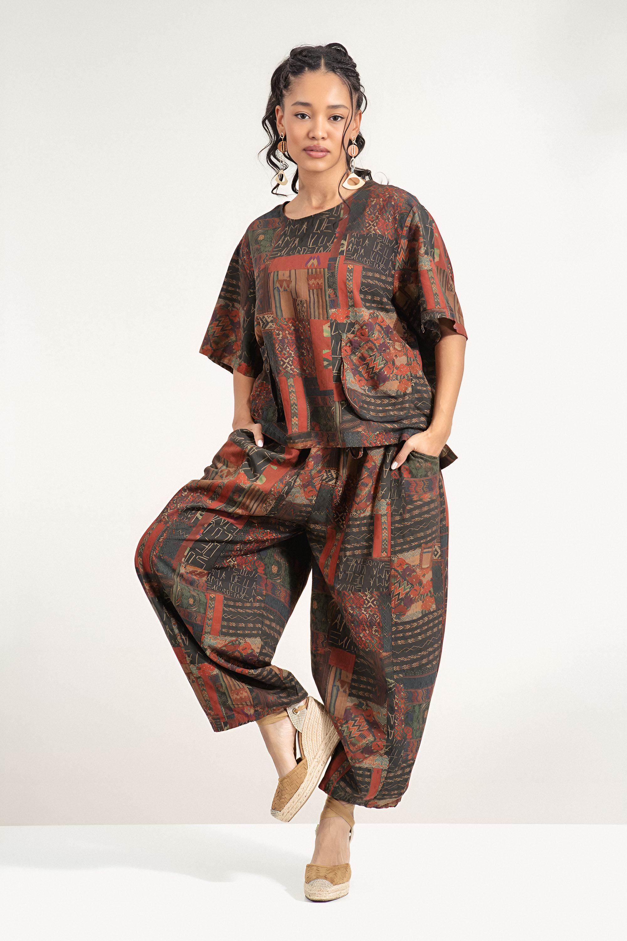 Дамски комплект от блуза и панталон с етно принт и ластична талия