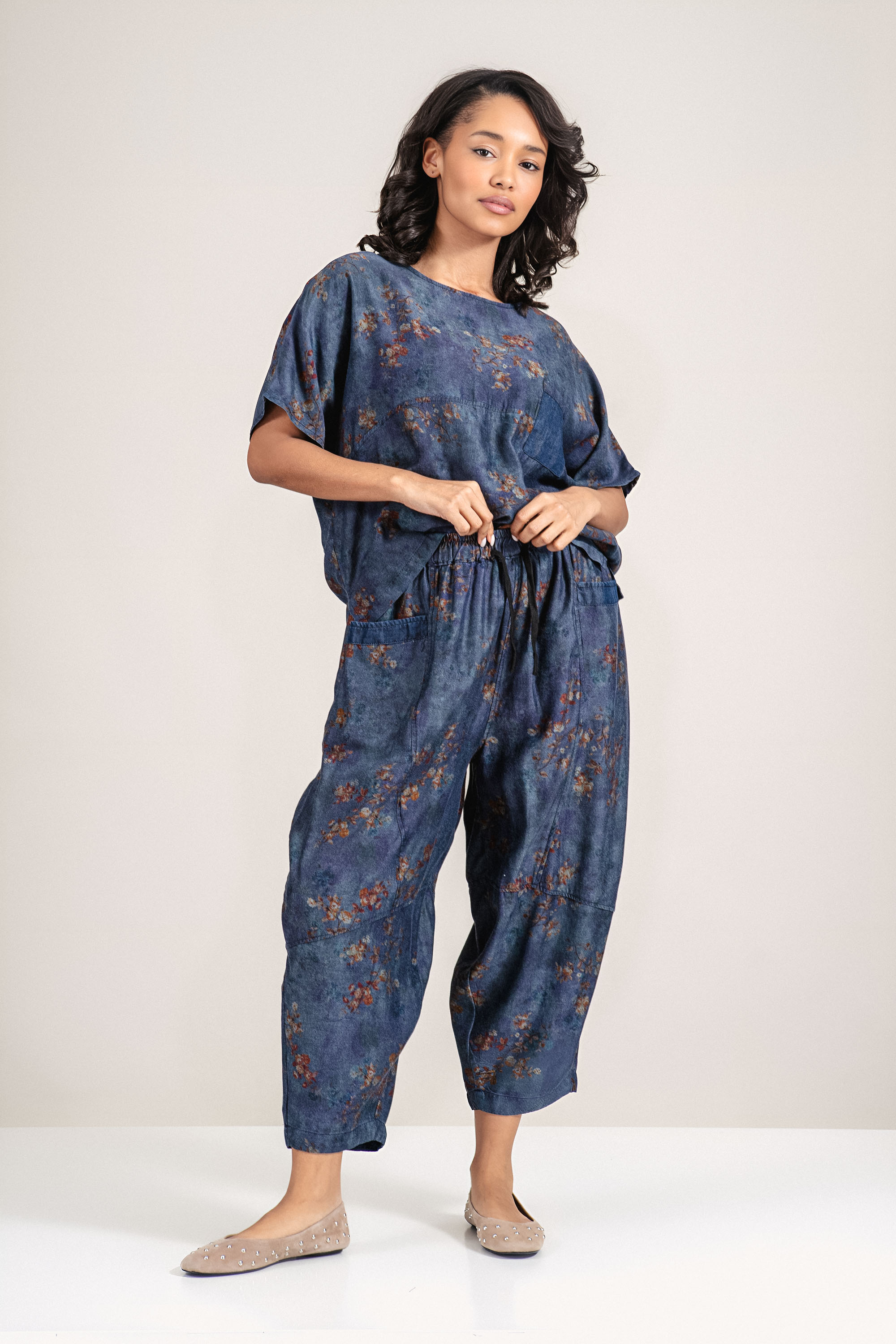 Дамски комплект от памук в син деним с флорален принт и еластична талия