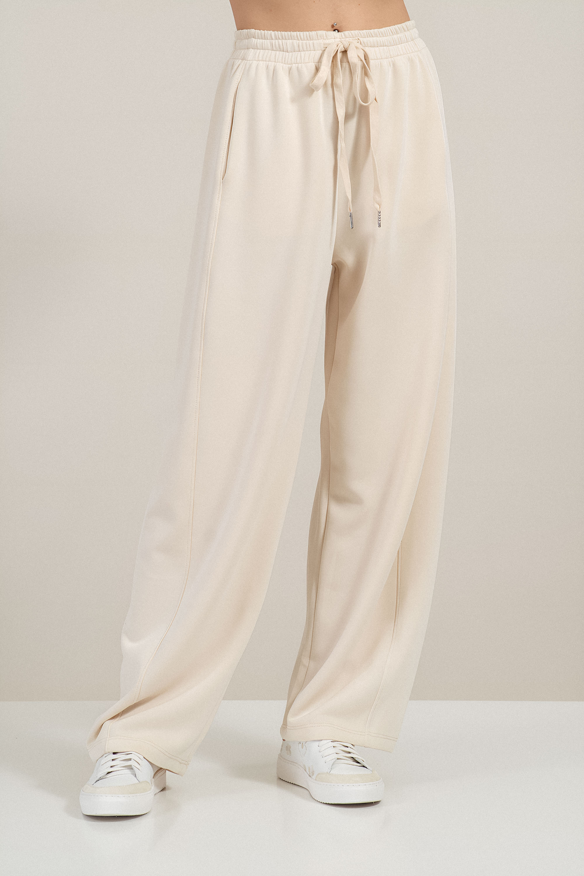 Дамски прав панталон в цвят екрю с ластик и връзки в талията