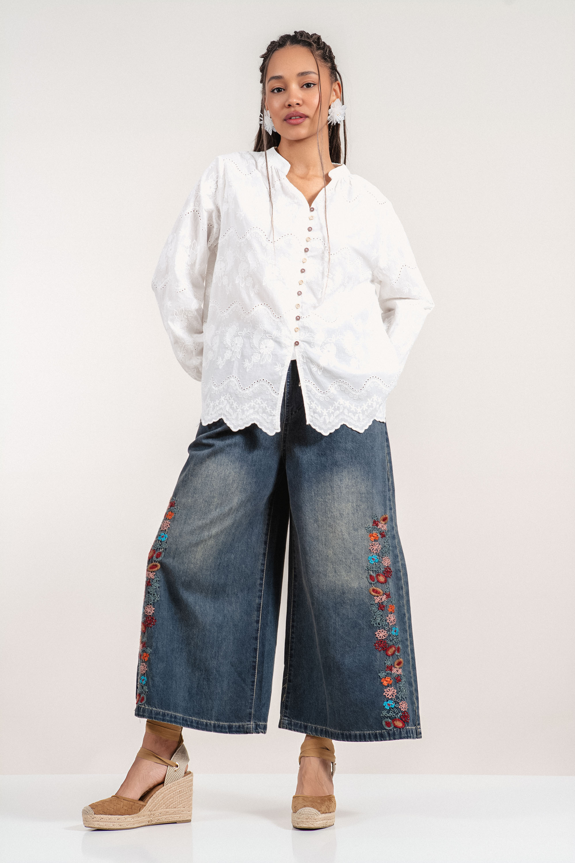 Дамски широки дънки с връзки на талията и бродирани акценти